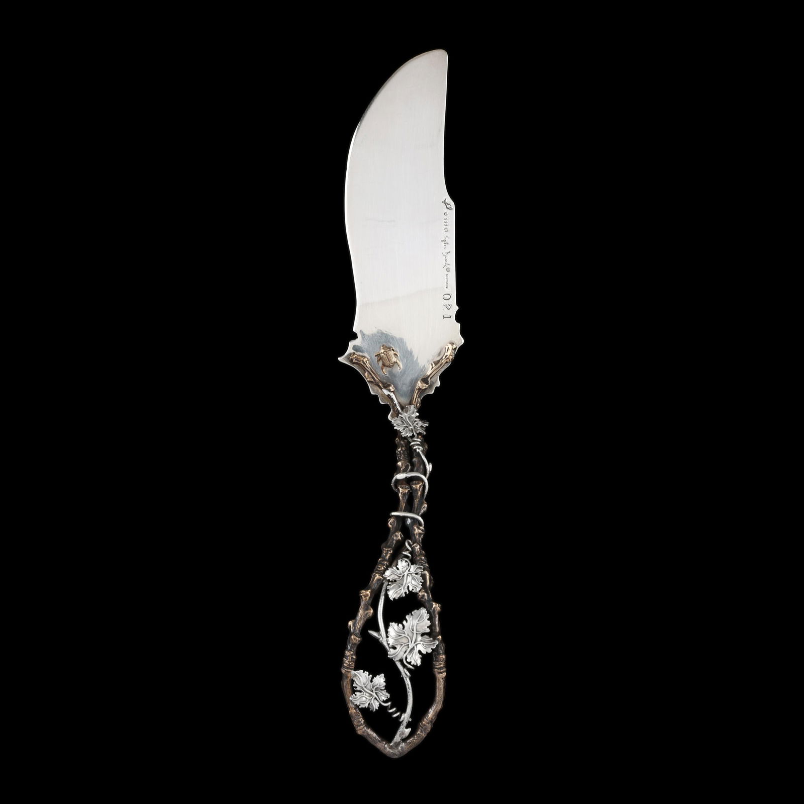 A Sterling Silver and Mixed Metal Pie Server by Stephen Dweck: A Sterling Silver and Mixed Metal Pie Server by Stephen Dweck1990, pattern number 021, with a shaped sterling silver blade and mixed metal foliate vine handle with a beetle motif affixed at the base,