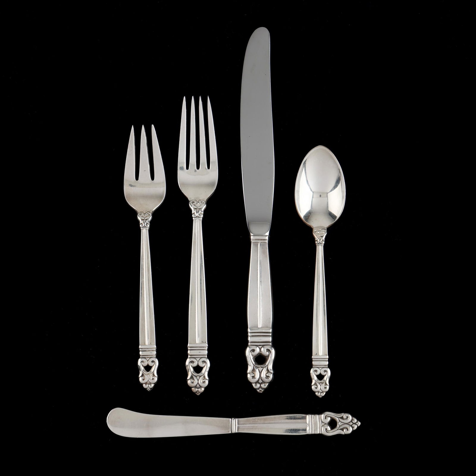 International Royal Danish Sterling Silver Flatware Service: International Royal Danish Sterling Silver Flatware Service(135) pieces to include: (12) dinner knives (8 7/8 in.); (12) dinner forks (7 1/8 in.); (12) salad forks (6 3/8 in.); (24) teaspoons (6 in.);
