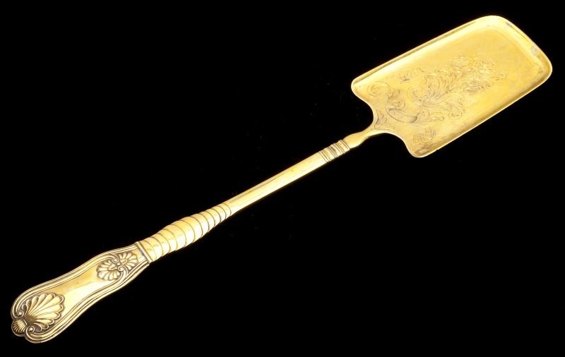 Austrian Silver Gilt Serving Spade: Austrian Silver Gilt Serving Spade rectangular form blade with engraved foliate and scroll motif, the handle with modified King's pattern design with shell terminus, 12 loth hallmark and unidentified 