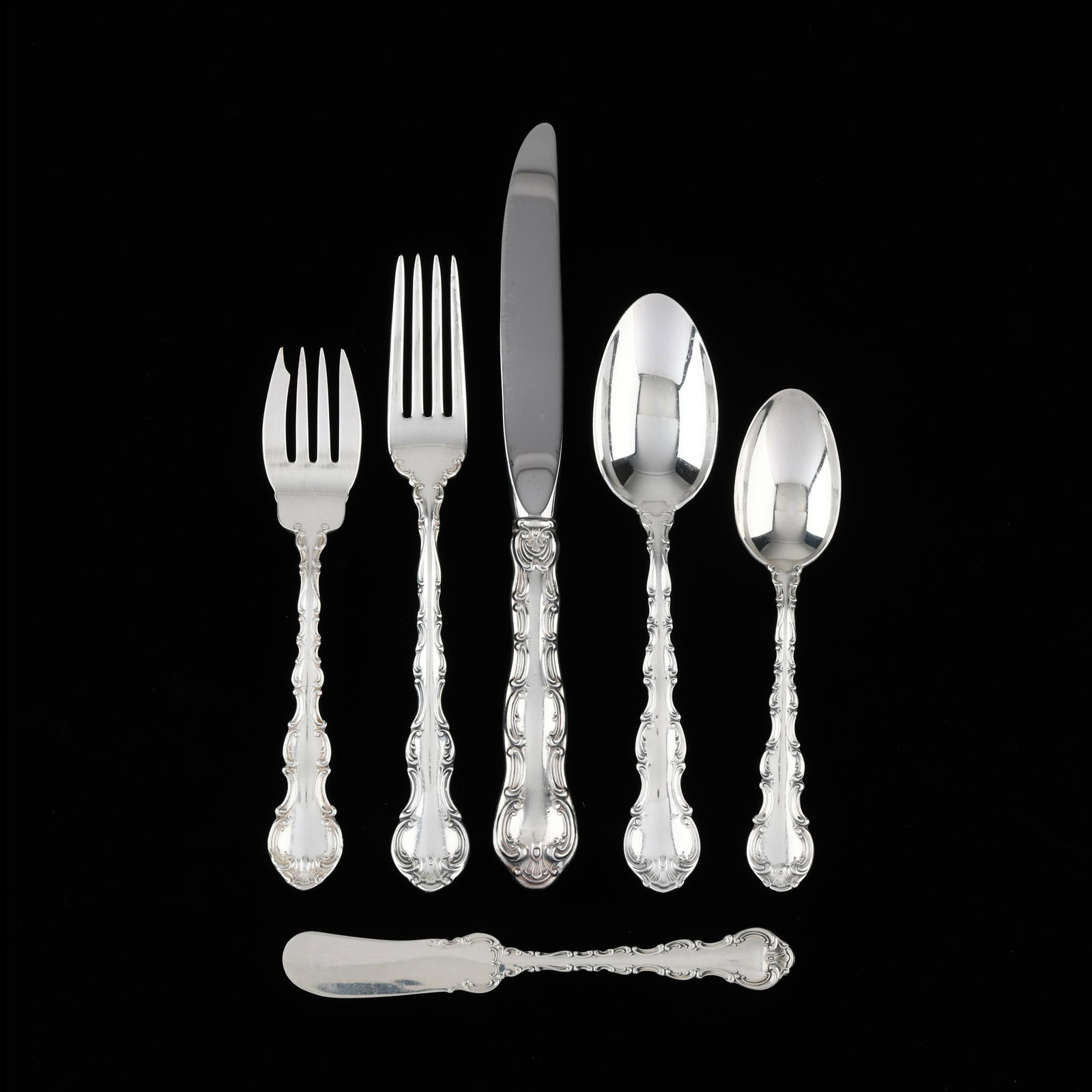 Gorham Strasbourg Sterling Silver Flatware Service: Gorham Strasbourg Sterling Silver Flatware Service (98) pieces to include: (12) dinner knives (9 1/4 in.); (12) dinner forks (7 1/2 in.); (12) salad forks (6 1/2 in.); (26) teaspoons (5 7/8 in.); (12)
