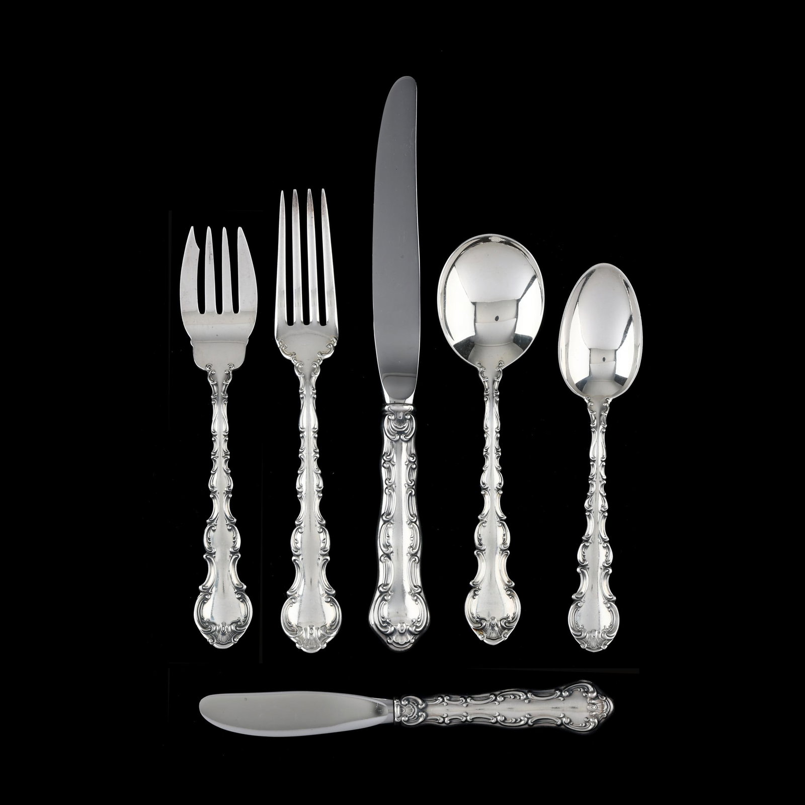 Gorham Strasbourg Sterling Silver Flatware Service: Gorham Strasbourg Sterling Silver Flatware Service (90) pieces to include: (14) dinner knives (9 in.); (13) dinner forks (7 in.); (13) salad forks (6 1/4 in.); (16) teaspoons (5 7/8 in.); (13) round b