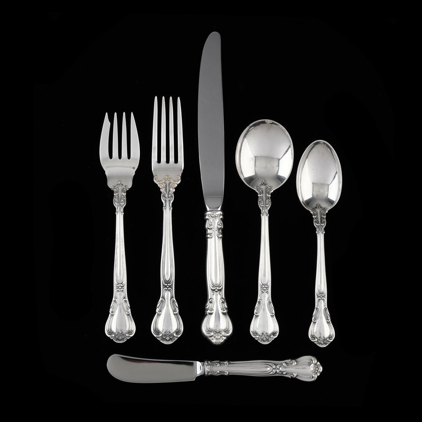 Gorham Chantilly Sterling Silver Flatware Service: Gorham Chantilly Sterling Silver Flatware Service (114) pieces to include: (18) dinner knives (9 in.); (18) dinner forks (7 in.); (18) salad forks (6 1/2 in.); (29) teaspoons; (12) round bowl soup spo