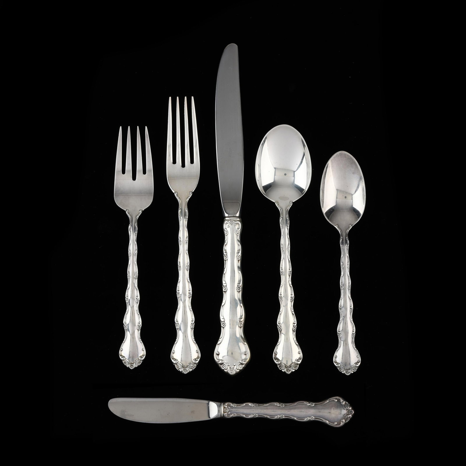 Reed & Barton Tara Sterling Silver Flatware Service: Reed & Barton Tara Sterling Silver Flatware Service (100) pieces to include: (12) dinner knives (9 1/8 in.); (14) dinner forks (7 1/4 in.); (12) salad forks (6 1/2 in.); (13) teaspoons (6 in.); (10) o