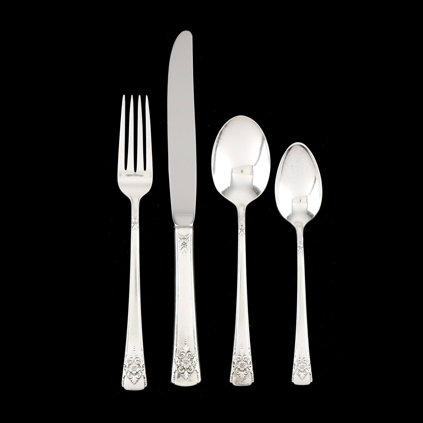 International Dorchester Sterling Silver Flatware: International Dorchester Sterling Silver Flatware (22) pieces to include: (6) dinner knives (9 in.); (6) dinner forks (7 1/4 in.); (6) teaspoons (6 in.); (2) oval bowl soup spoon; and (2) master butte