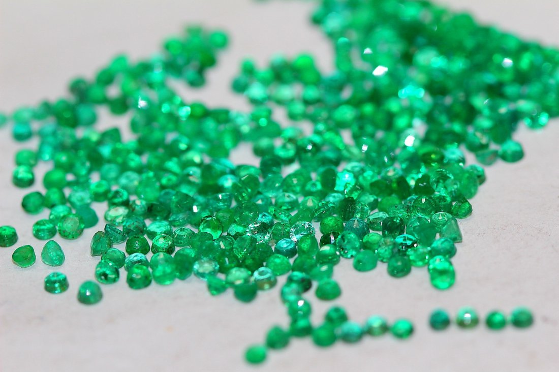 RUBY EMERALD AQUAMARINE LOT: NATURAL EMERALD AND RUBY ROUNDS PARCEL TOP QUALITY FROM ZAMBIAN ,ITS A STRAIGHT SIZE OF 2.5X2.5 MM ROUNDS ,ITS BEAUTIFUL CUT AND POLISHED ,IT CAN BE USED FOR BRACELETS,RINGS OR ANYTHING , EMERALD ROUN