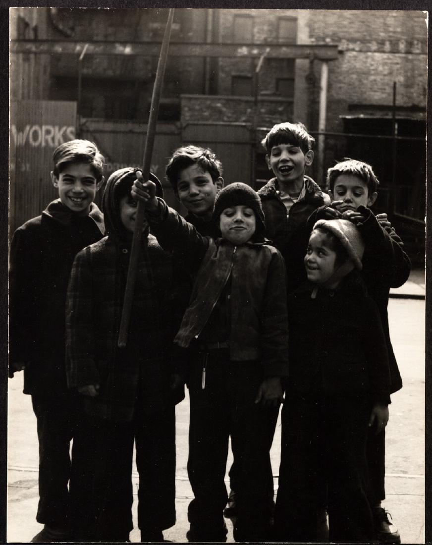 FAMED SAM MAHL PHOTO " NEW YORK CHILDREN" CIRCA 1948: BY WORLD RENOWNED PHOTO LEAGUE MEMBER SAM MAHL (1913-1992). Long before BILLIE JOEL penned a \"NEW YOUR STATE OF MIND \" Sam Mahl and members of the PHOTO LEAGUE including the likes of Sid Grossman, P