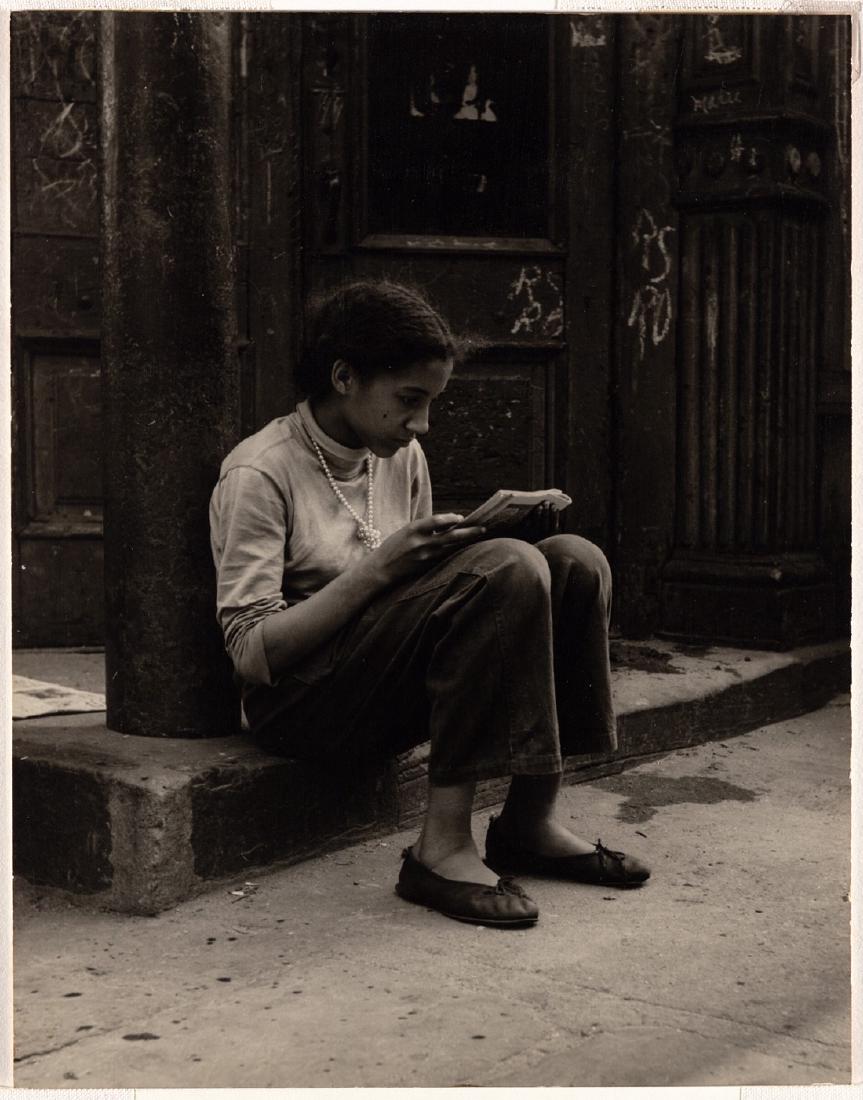 FAMED SAM MAHL PHOTO" GIRL READING ON STEP\" CIRCA 1950: BY WORLD RENOWNED PHOTO LEAGUE MEMBER SAM MAHL (1913-1992). Long before BILLIE JOEL penned a "NEW YOUR STATE OF MIND " Sam Mahl and members of the PHOTO LEAGUE including the likes of Sid Grossman, Pau