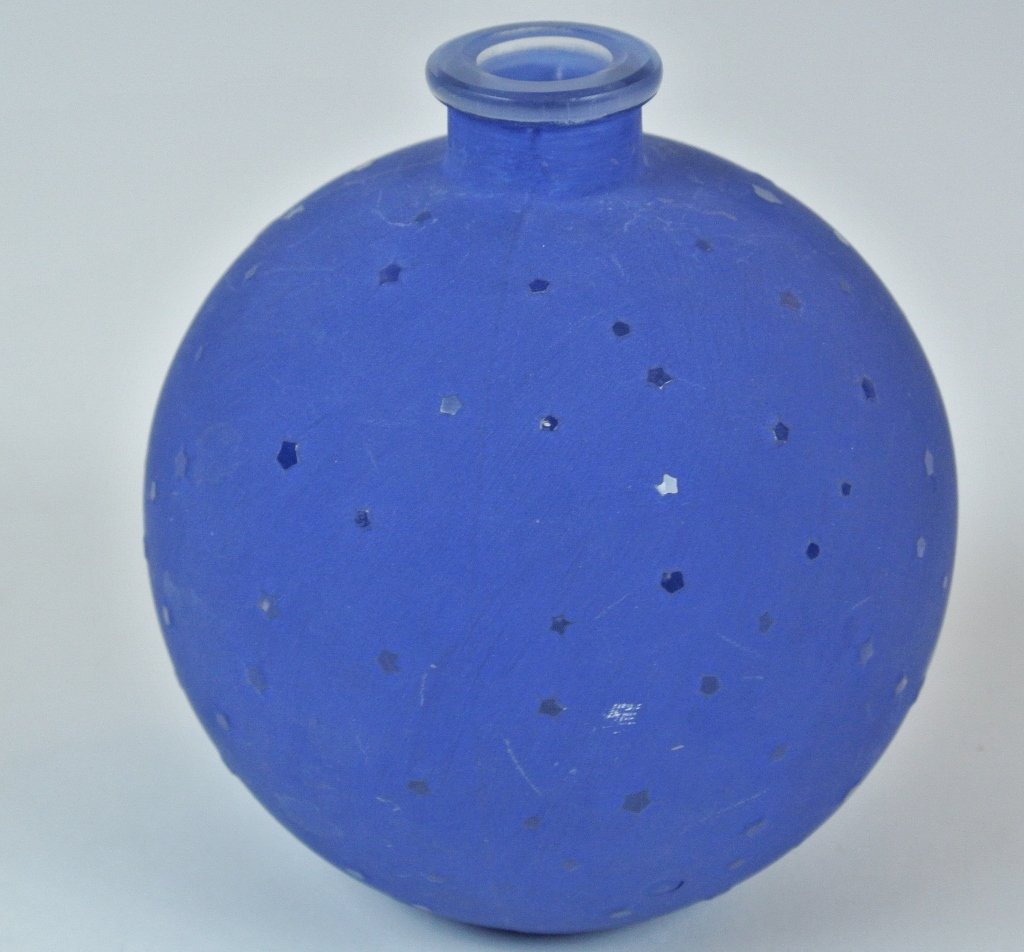 R. LALIQUE BLUE PERFUME BOTTLE: R. Lalique blue perfume bottle. Estimate $800-1.000