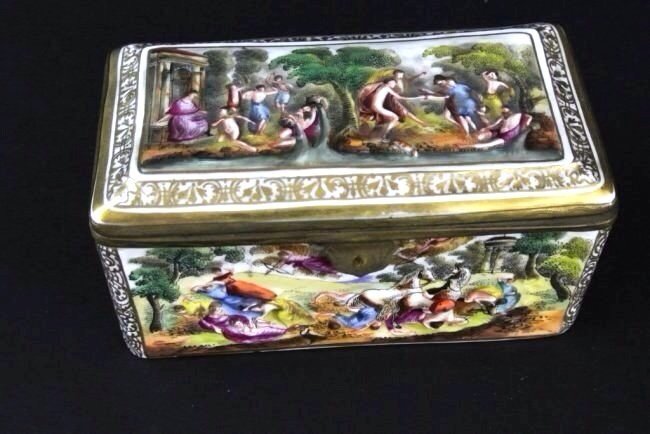19TH CENTURY CAPODIMONTE BOX: A 19th century Capodimonte porcelain box, measures 7.5" x 4" . Estimate $300-400