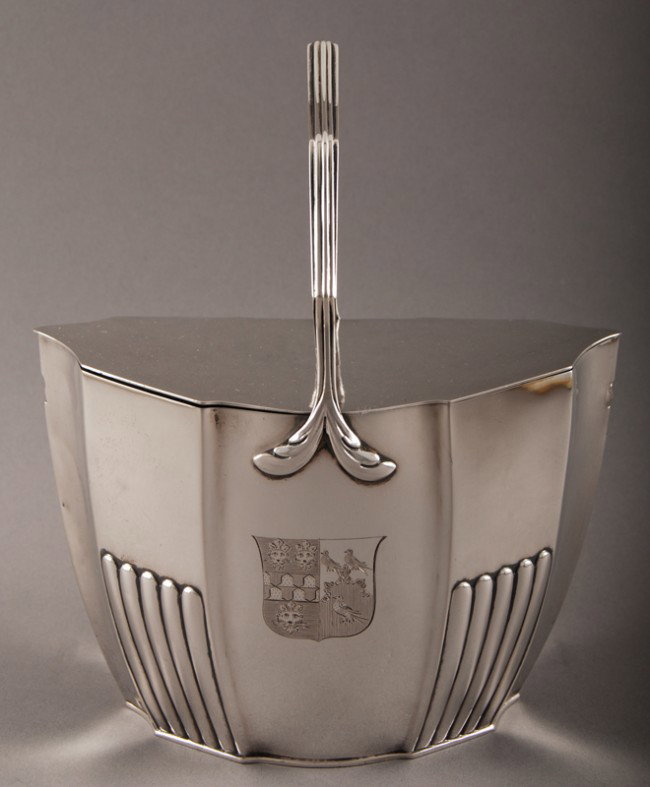 English Sterling 1799 Tea Caddy - Daniel Pontifex: English sterling 1799 Daniel Pontifex tea caddy. The handled basket form locking tea caddy has the original key and is engraved with a family crest. The single key opens one side with the keyhole a bi