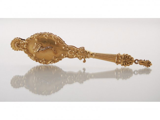 Art Nouveau 14K Gold Diamond Lorngette: Art Nouveau 14 karat gold lorgnette has a cornucopia designed basket of flowers set with diamonds on the front and shell patterns at the top and bottom. Marked 14K.There is a slight dent on the back. 