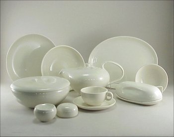 RUSSEL WRIGHT Iroquois White Dinner Set: RUSSEL WRIGHT Iroquois White Dinner Ware Set. Complete service for eight in white. Includes: teapot, casserole, serving bowl, oval platter, eight dinner plates, eight bread & butter plates, eight cups