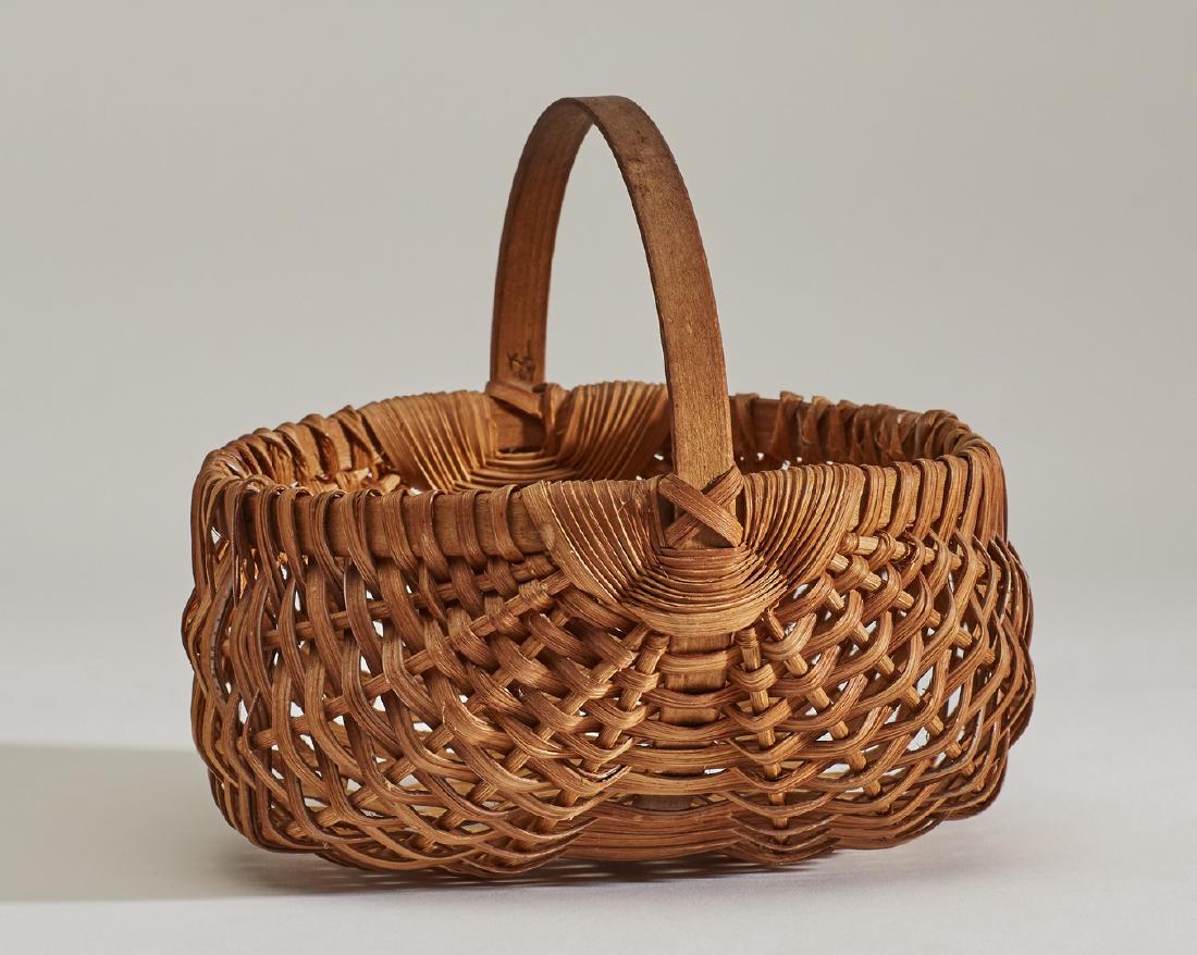 Small Old American Melon Ribbed Handled Basket: Small Old American Melon Ribbed Handled Basket. The antique basket is in good condition and measures 6 inches high by 7 inches long. Notes: Thank you for your bid! Please keep in mind that bidding in 