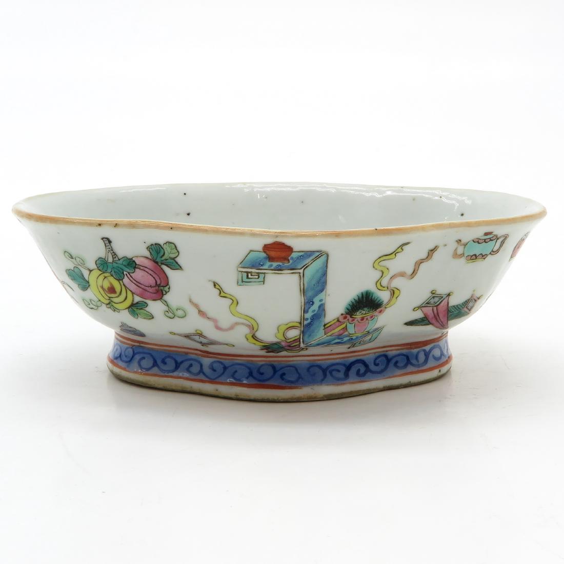 Altar Plate: China, polychrome decor, 18 x 6 x 14 cm.