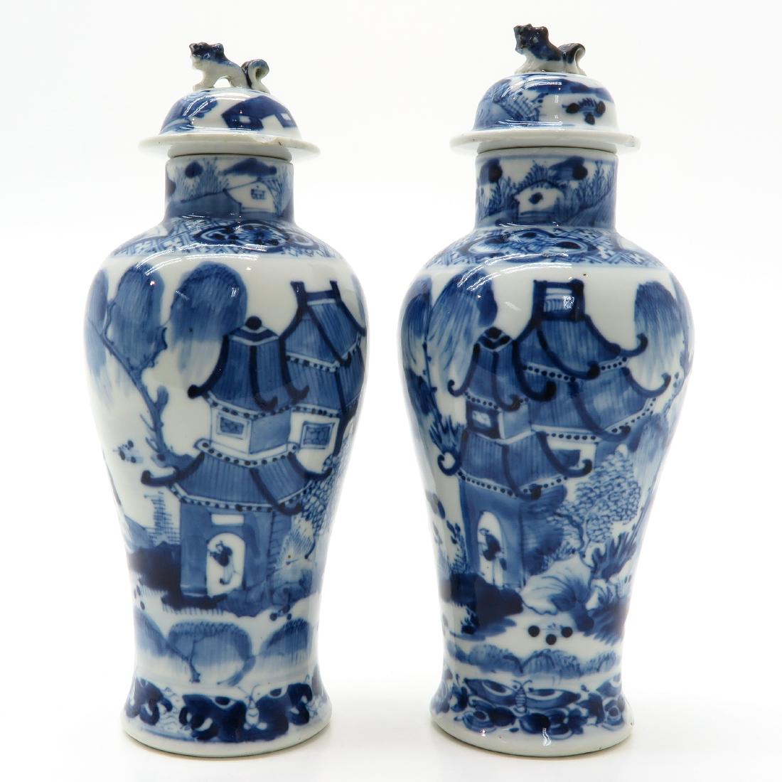 Lot of 2 Lidded Vases: Blue and white decor, marked on the bottom with 4 characters, tallest is 23 cm.