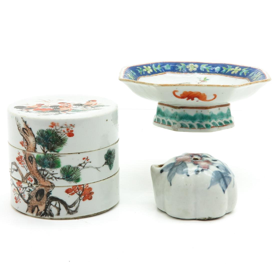 Diverse Lot: Including small stacking box, altar tray and sculpture, stacking track is 8 cm. tall.