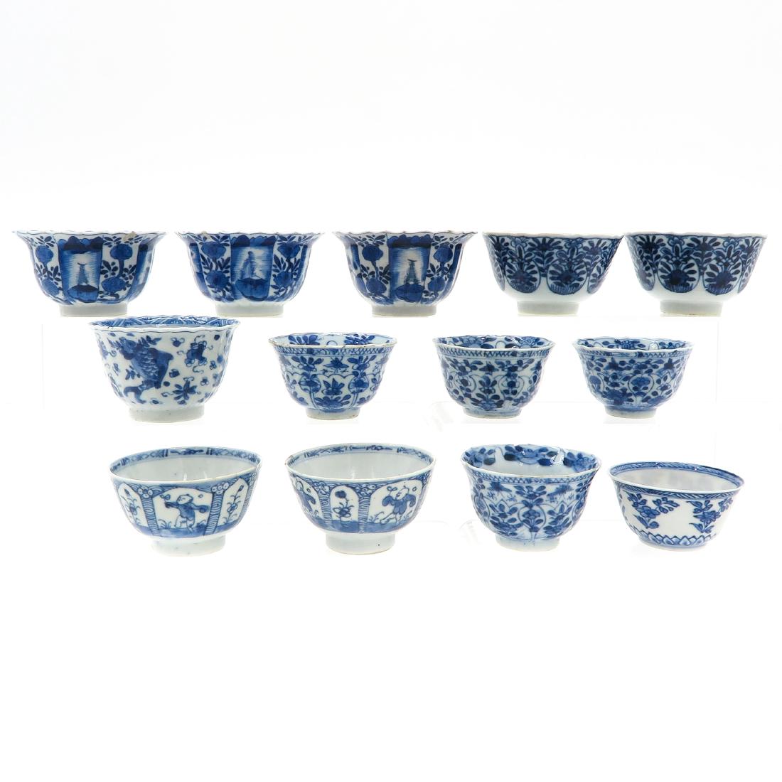 Lot of 13 Cups: Blue and white decor, 9 cm. in diameter, in diverse conditions.