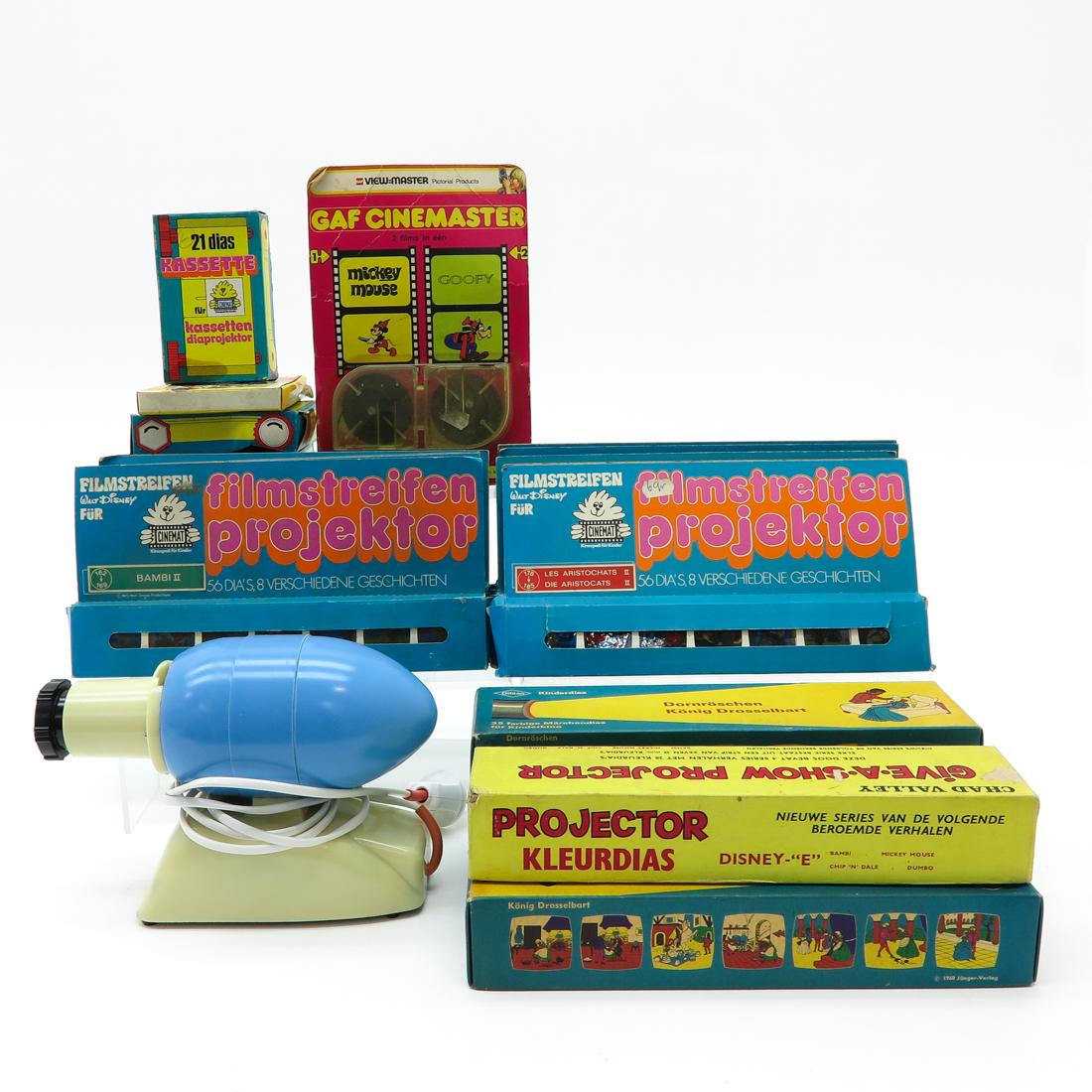 Diverse Lot with Projector and Accessories: Including Kinga-Baby Projector and Mickey Mouse and Goofy Cinemaster slides, projector 23 cm. long.