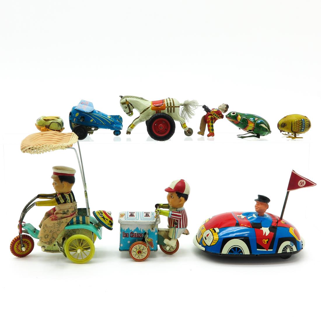 Diverse Lot of 8 Vintage Toys: Including tin and wind up toys, also includes Made in China and Made in Japan, tallest is 16 cm.