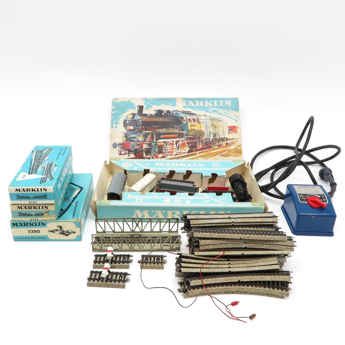 Diverse Lot of Vintage Marklin Train & Accessories (1 of 2)