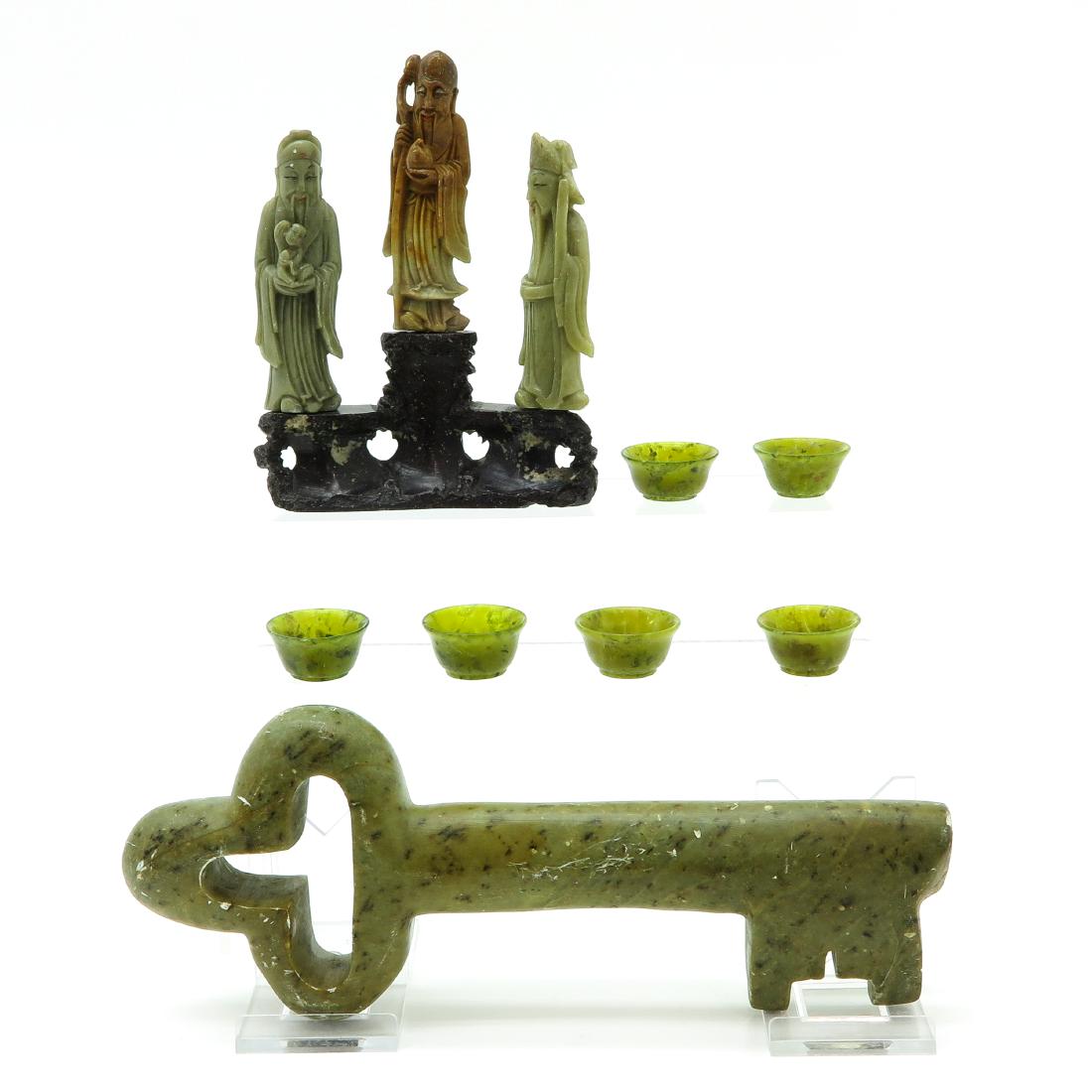 Diverse Lot of Soapstone and Jade: 8 items including sculptures and cups, key is 28 cm. long.