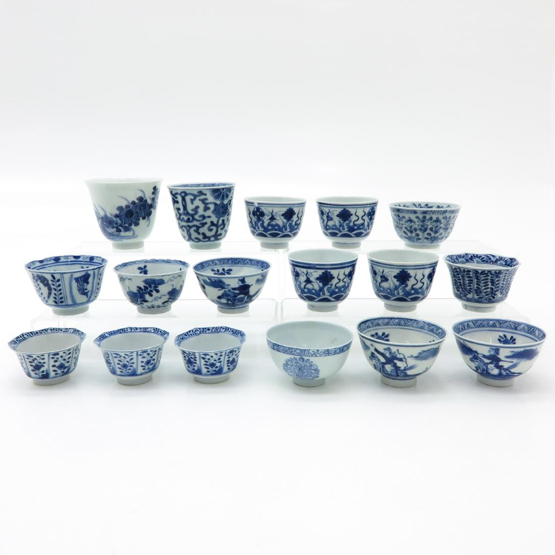 Diverse Lot of Blue and White Decor Cups: Largest is 9 cm. in diameter, in diverse conditions.