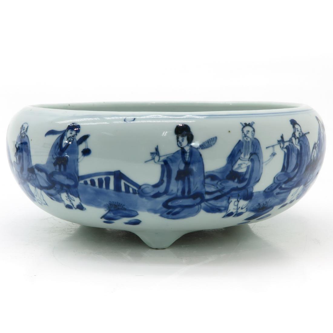 A Blue and White Decor Tripod Censer (1 of 9)