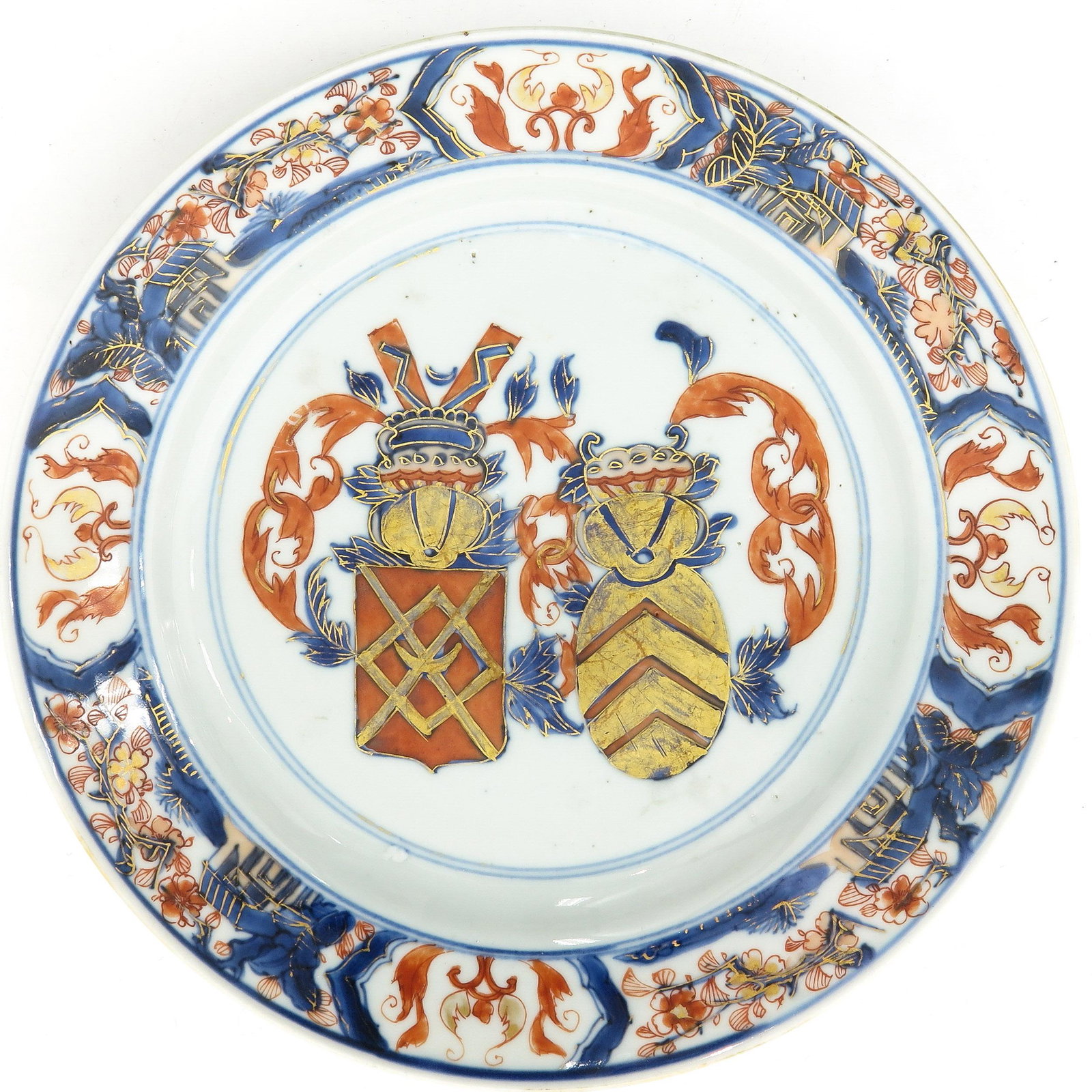 An Imari Armorial Plate: 21 cm. in diameter.