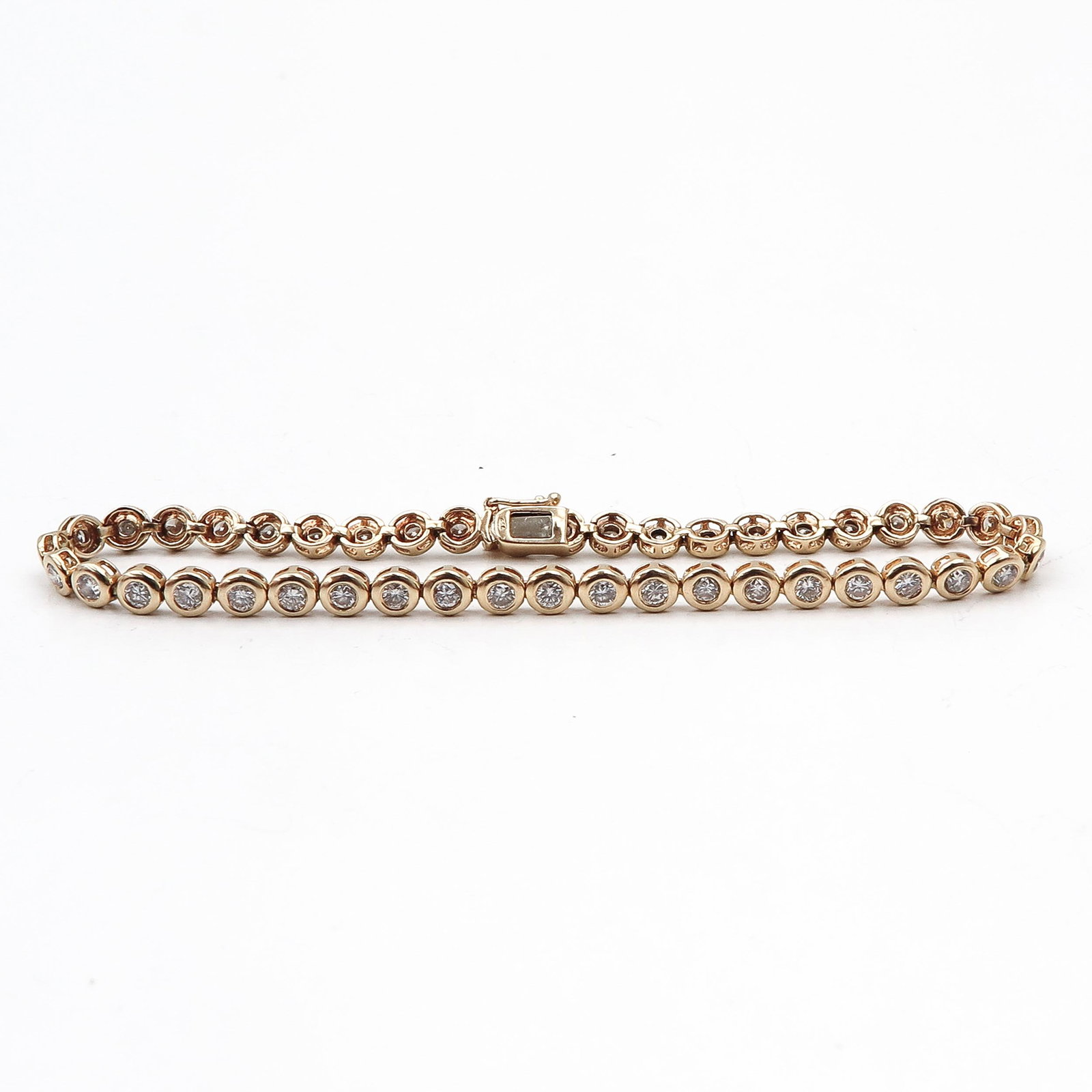 A Ladies 18KG Diamond Tennis bracelet: Set with 43 brilliant cut diamonds, set in 18 krt. gold, length 180 mm, weight 9 grams