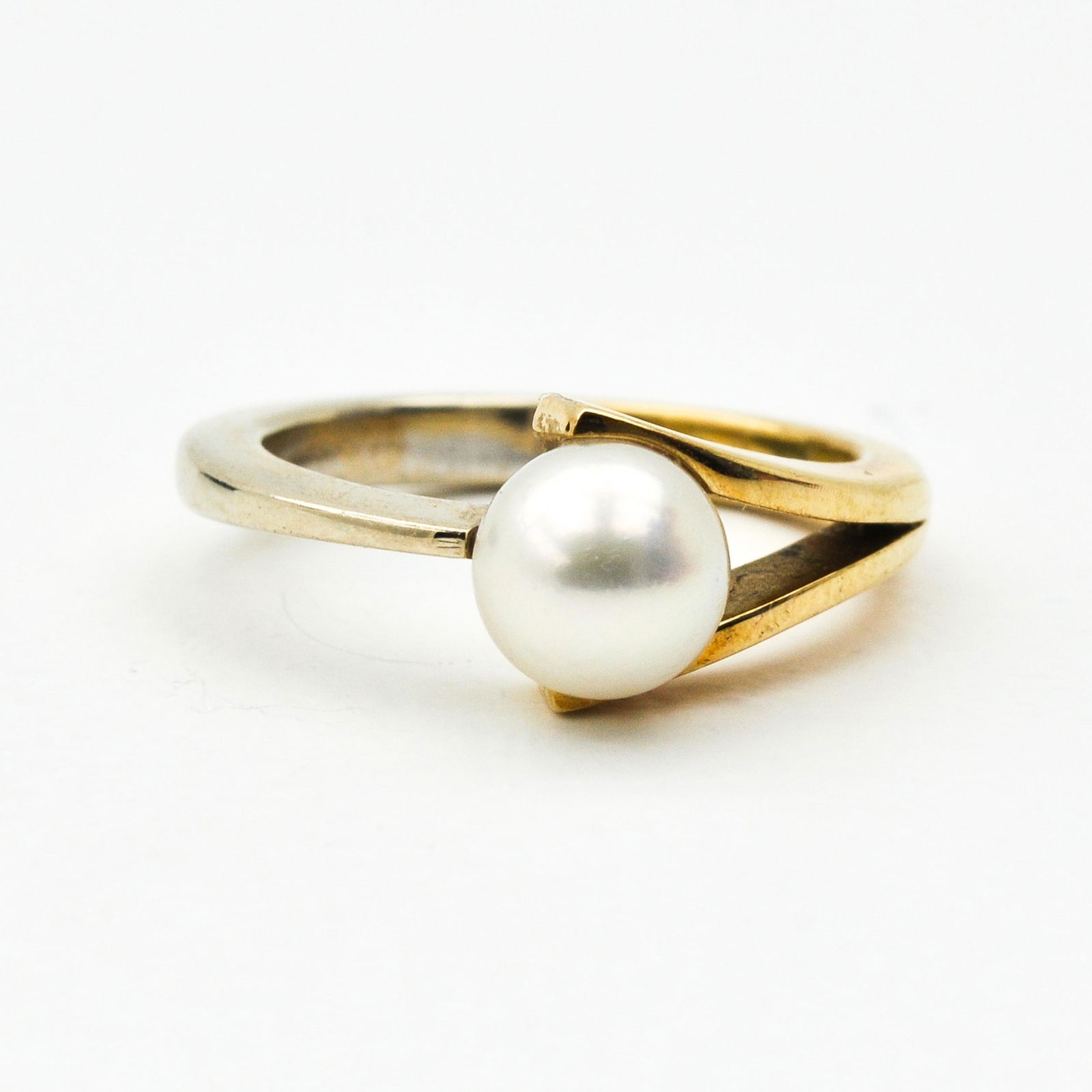 A Ladies 14KG Pearl Ring (1 of 2)