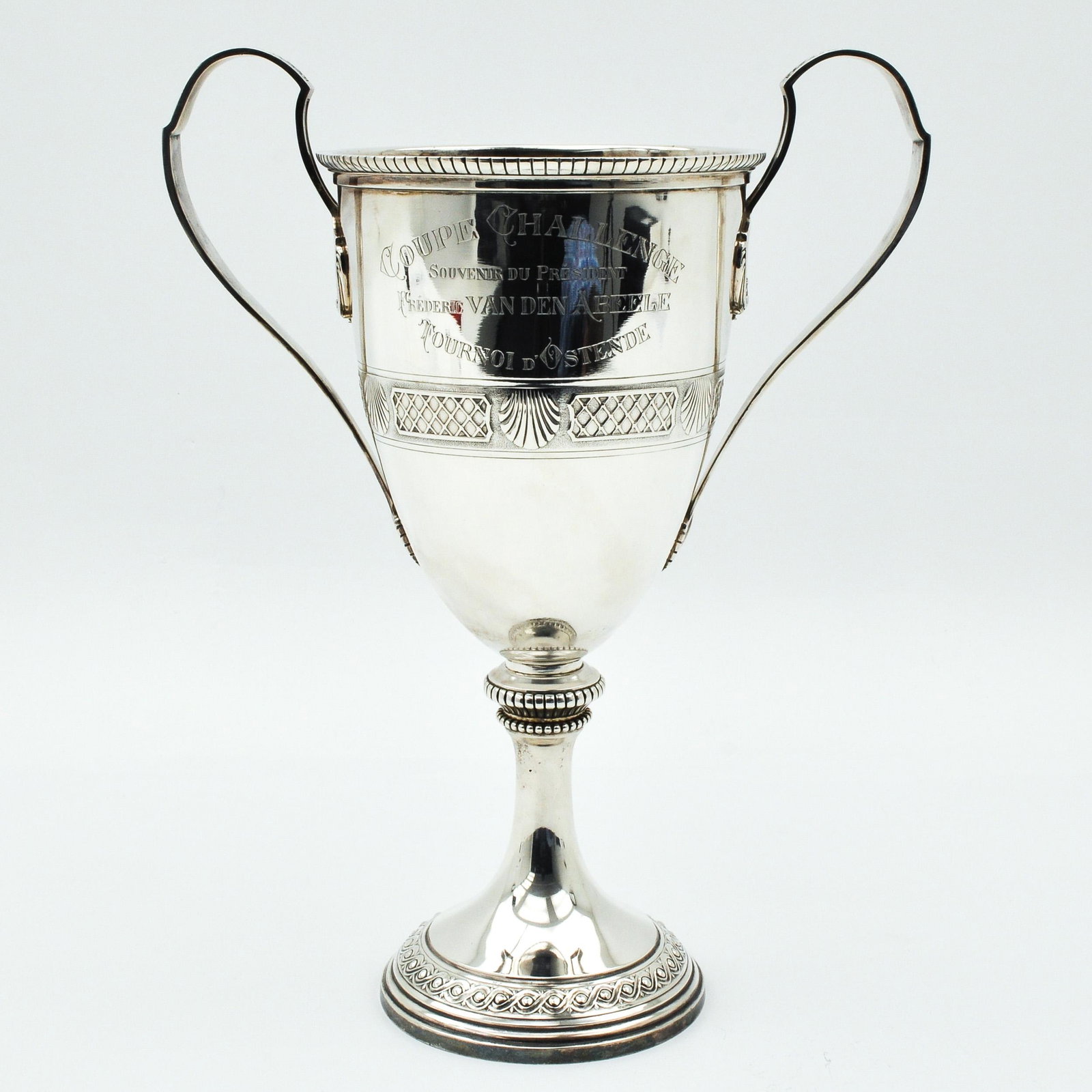 A Wolfer Silver Trophy: 8000/1000 silver, Tournoi d' Ostende, Wolfers, 41 cm. tall.