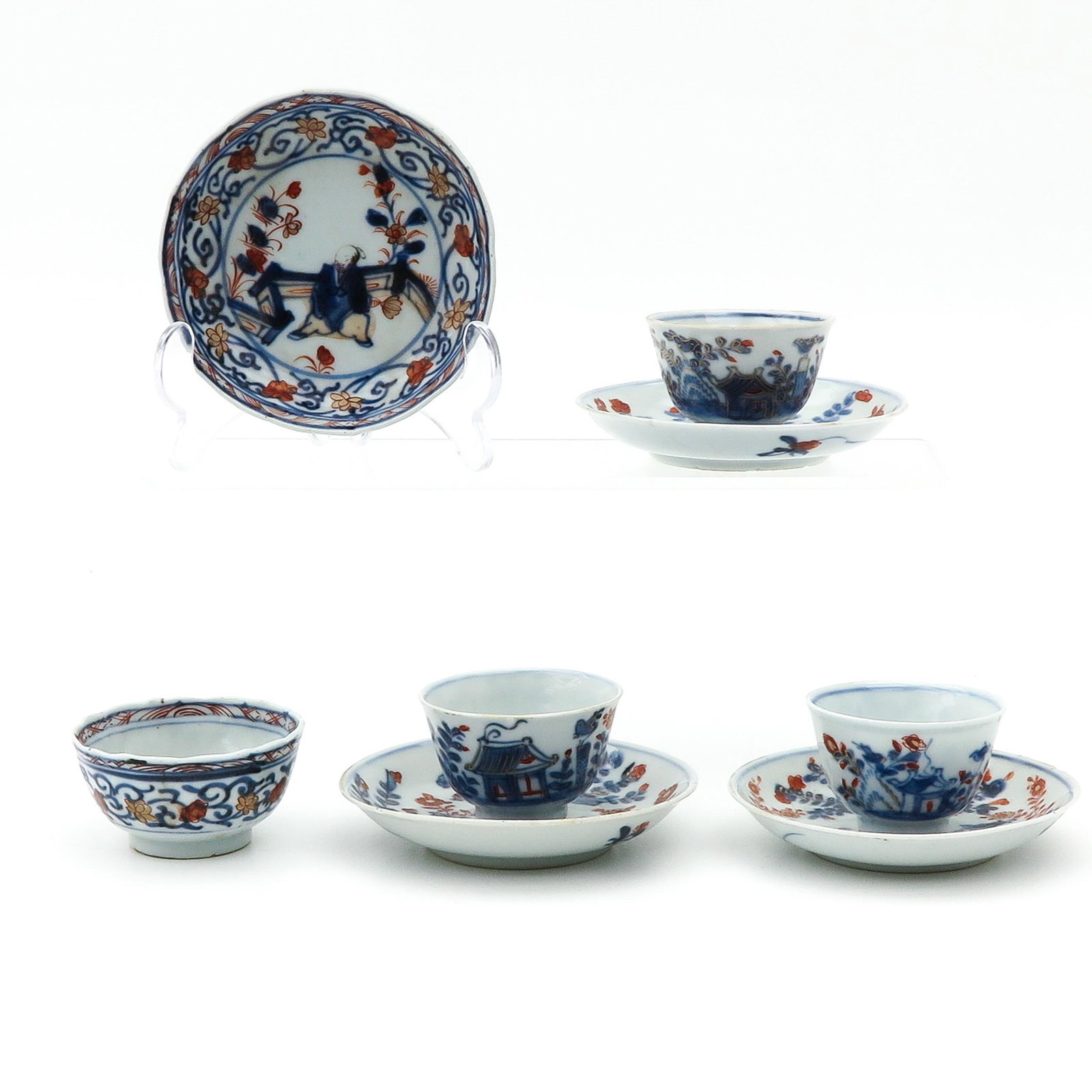 A Set of 4 Cups and Saucers: Imari decor, saucers are 10 cm. in diameter, chip.
