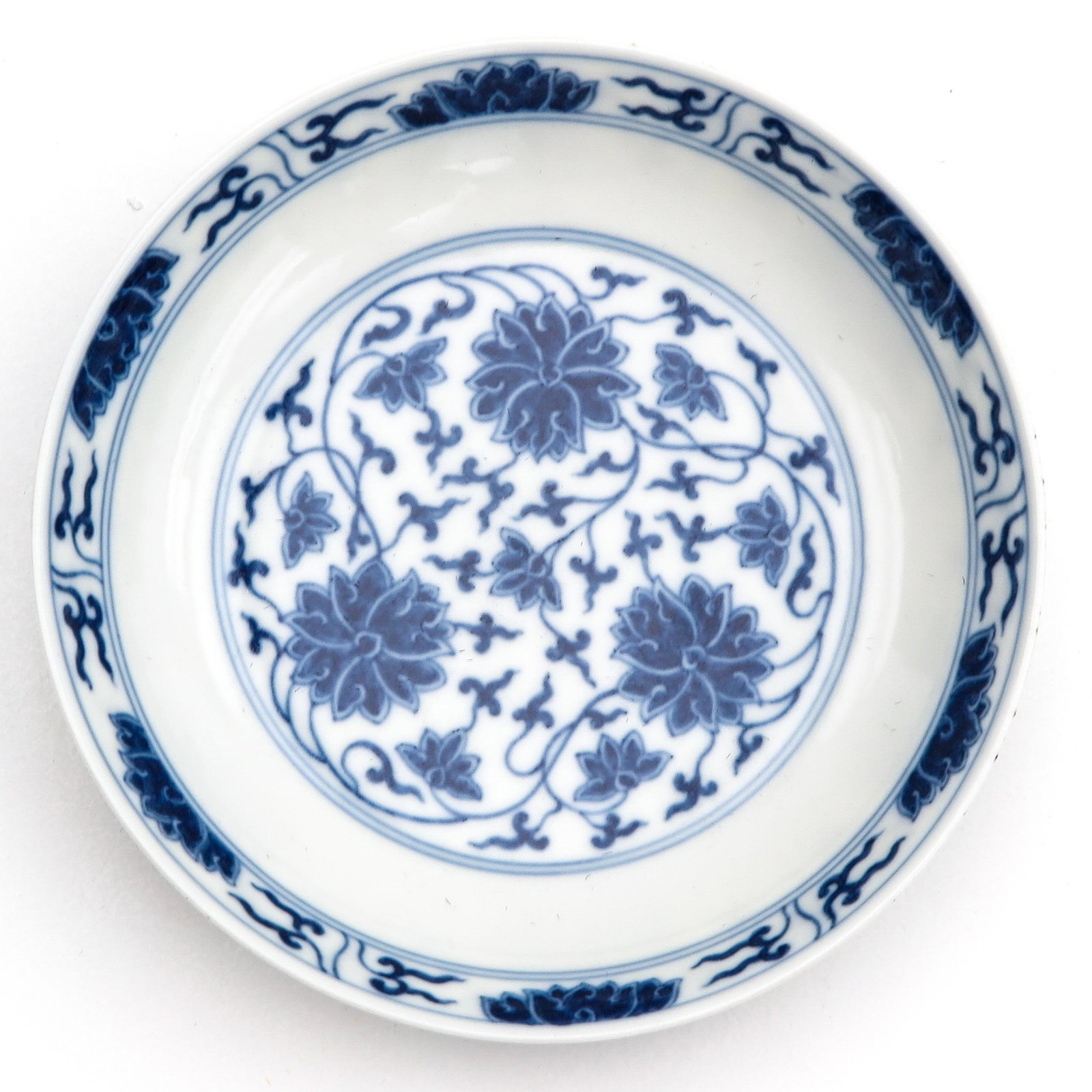 A Blue and White Dish: Floral decor, Guangxu Mark, 16 cm. in diameter.