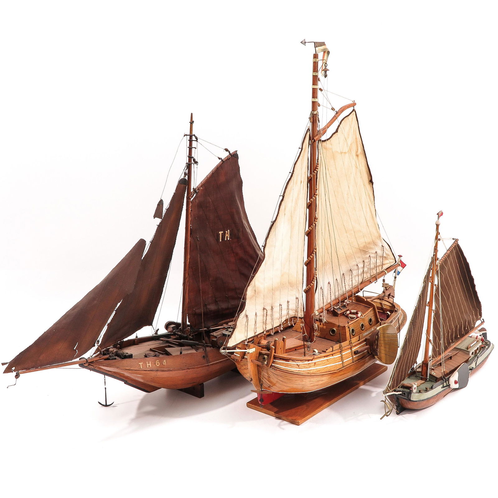A Lot of 3 Wood Ship Models: Iincluding Tholen 64, length 88 cm., this lot will not be shipped