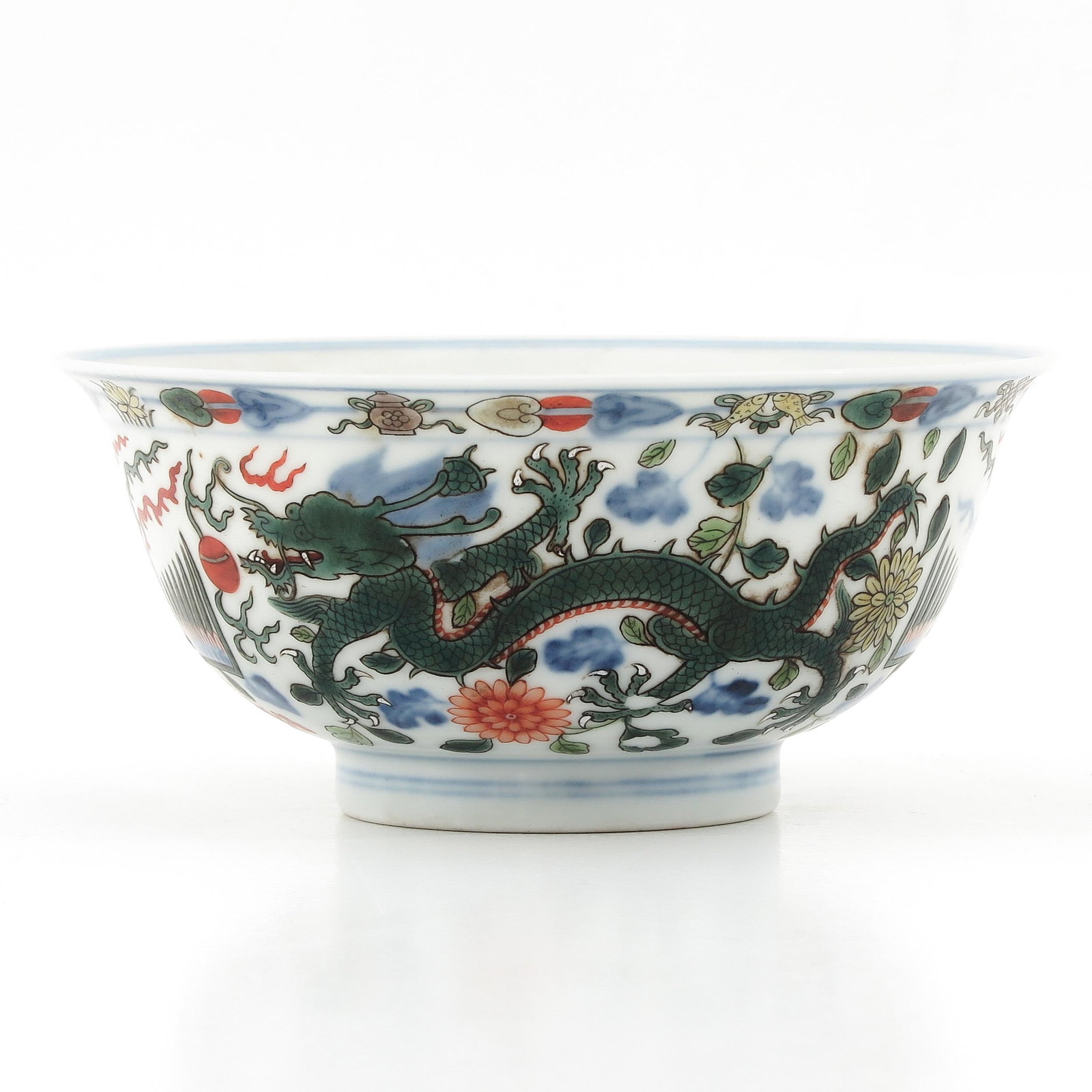 A Famille Verte Bowl: Decorated with dragons and phoenix, Yongzheng mark, 15 cm. in diameter.