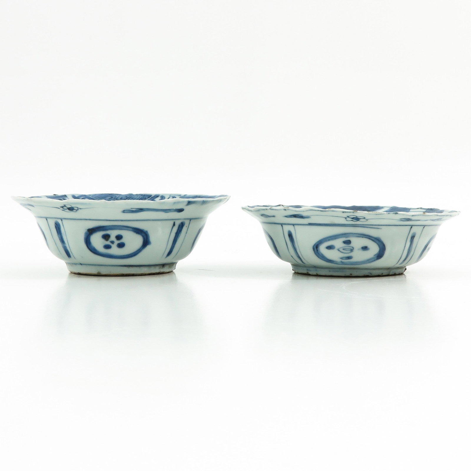 A Pair of Blue and White Bowls: Wanli Period, 14 cm. in diameter, fritting.