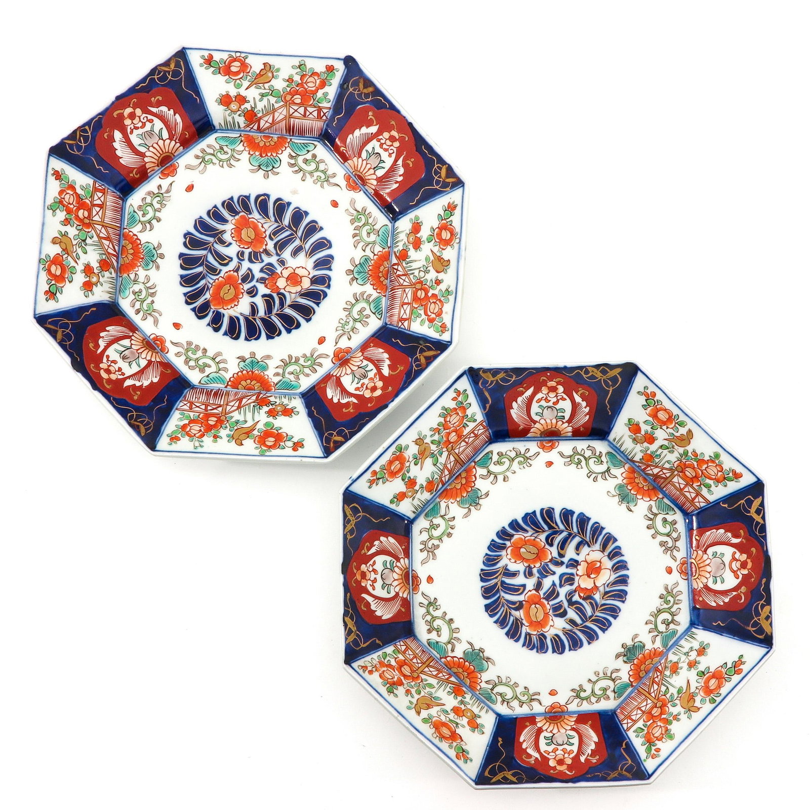 A Pair of Imari Plates: Floral decor, 29 cm. in diameter.