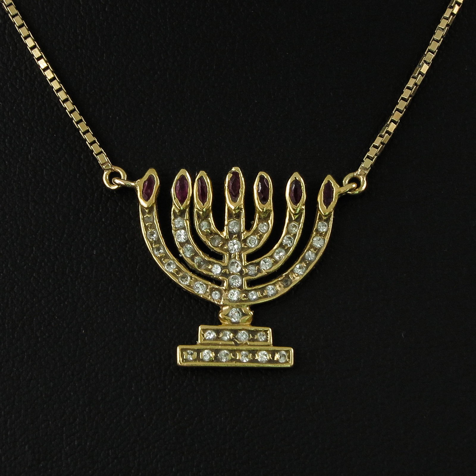 A 14KG Necklace: Including Chanoeka set with diamonds.
