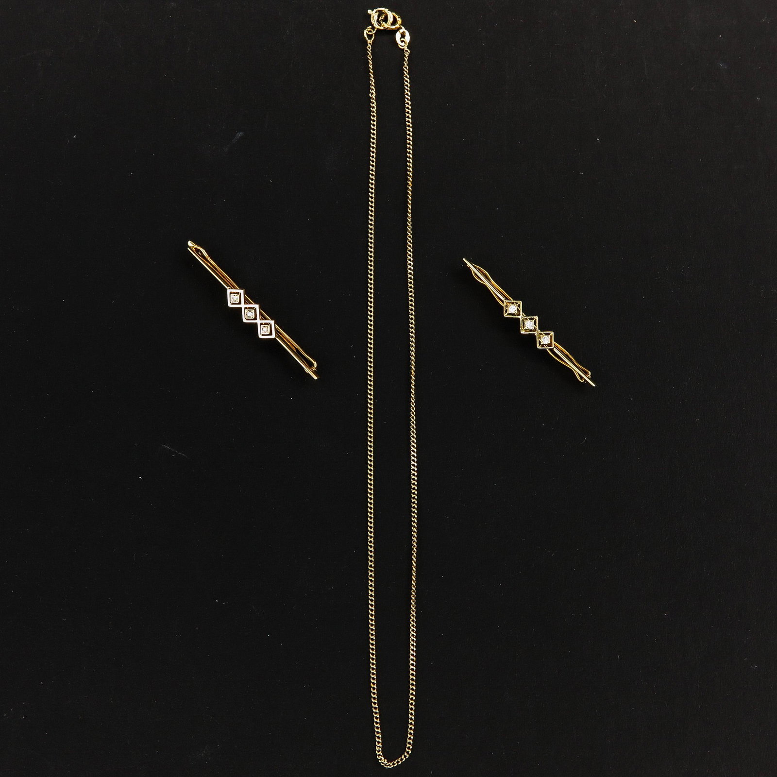 A 14KG Diamond Necklace: Set with 6 diamonds, 48 cm. long.