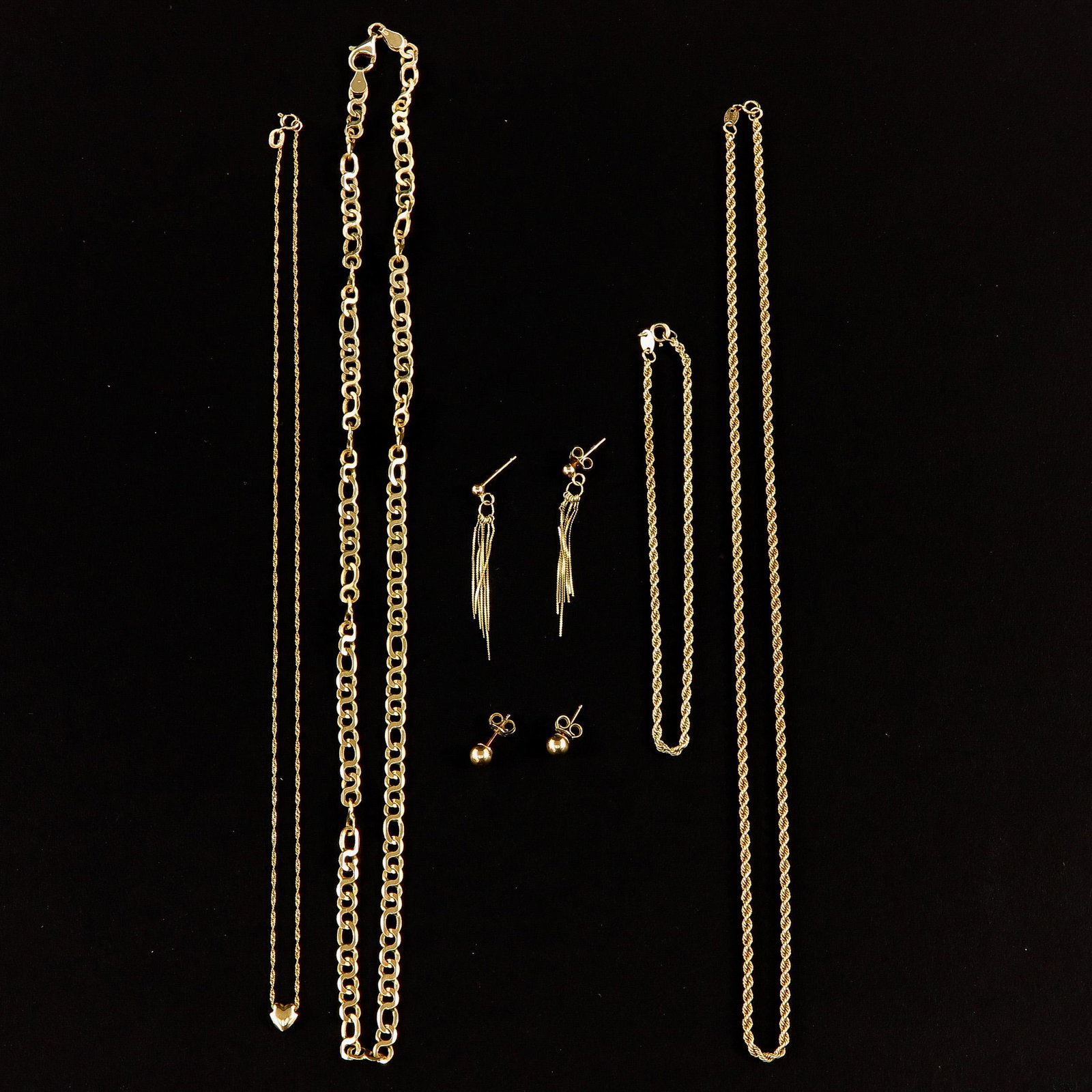 A Lot of 14KG Gold Jewelry: Including necklace 48 cm. long.