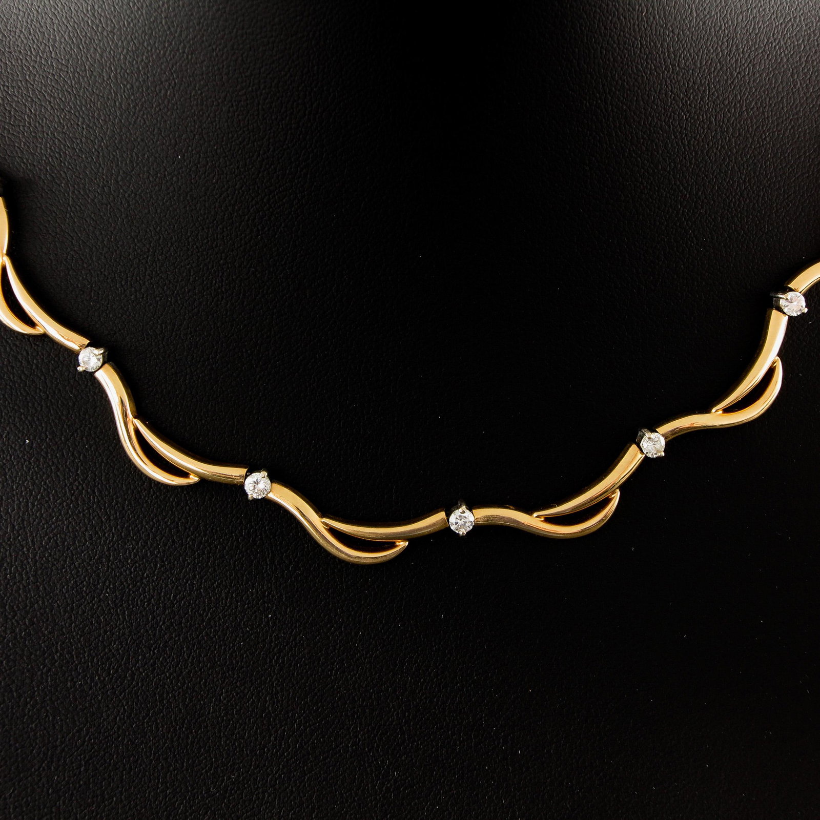 A 14KG Diamond Necklace: 40 cm. long, set with 10 brilliant cut diamonds.