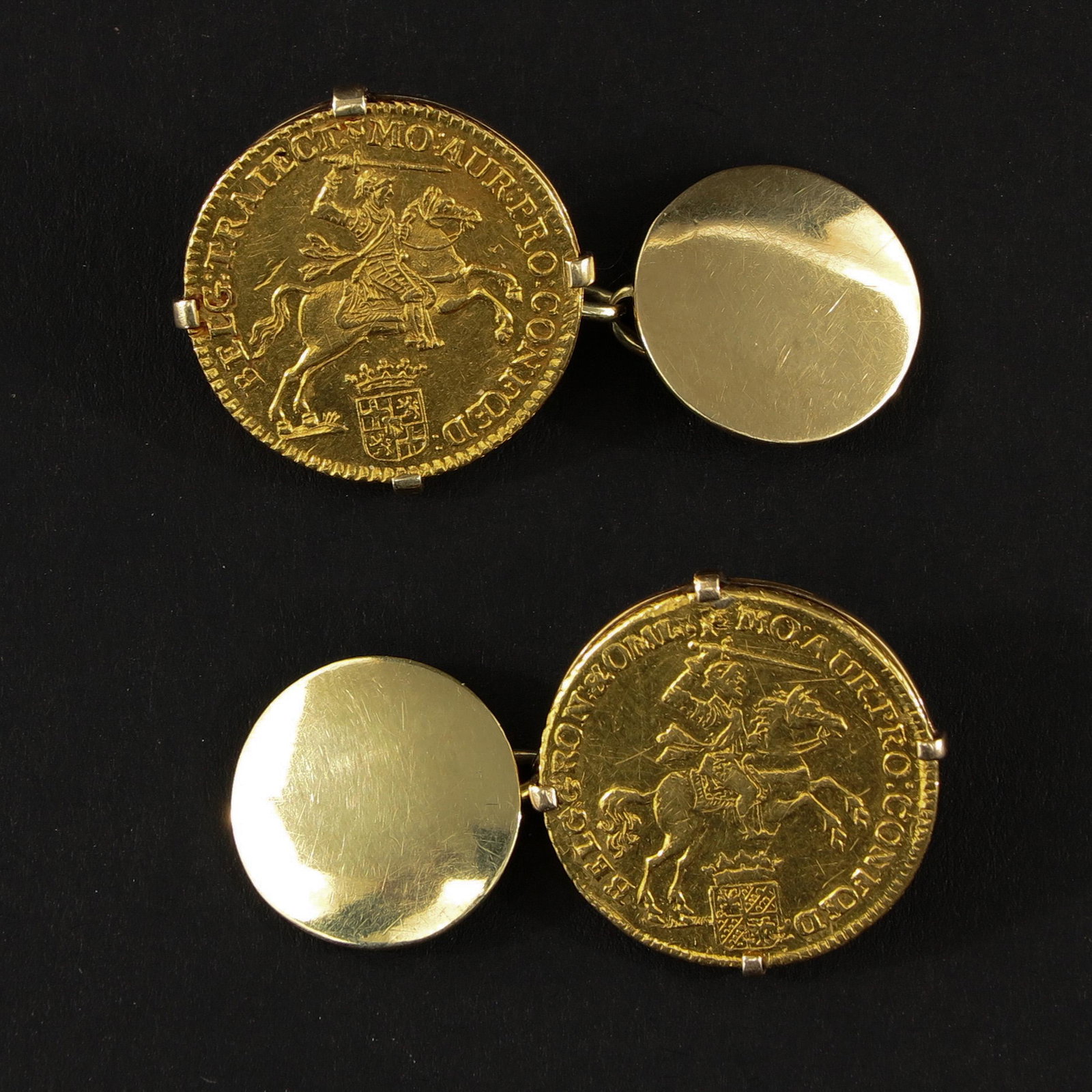A Pair of Cuff Links: Including 2 gold rijders, Utrecht and Gronningen, 7 gulden.