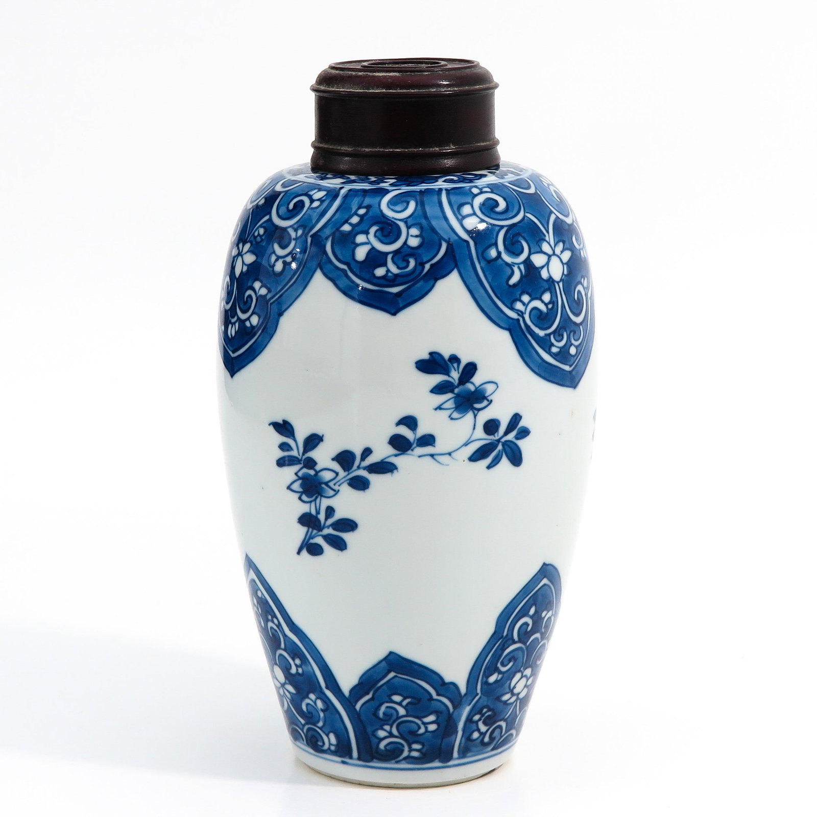 A Blue and White Jar with Cover: Floral decor, 21 cm. tall, chip.