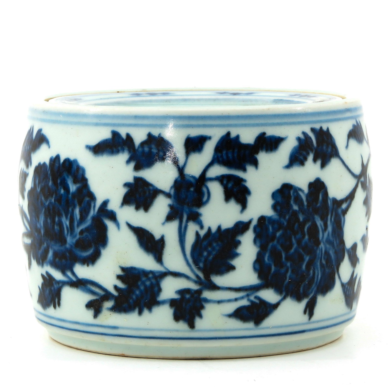 A Blue and White Bowl with Cover: Floral decor, Xuande mark, 10 cm. tall.