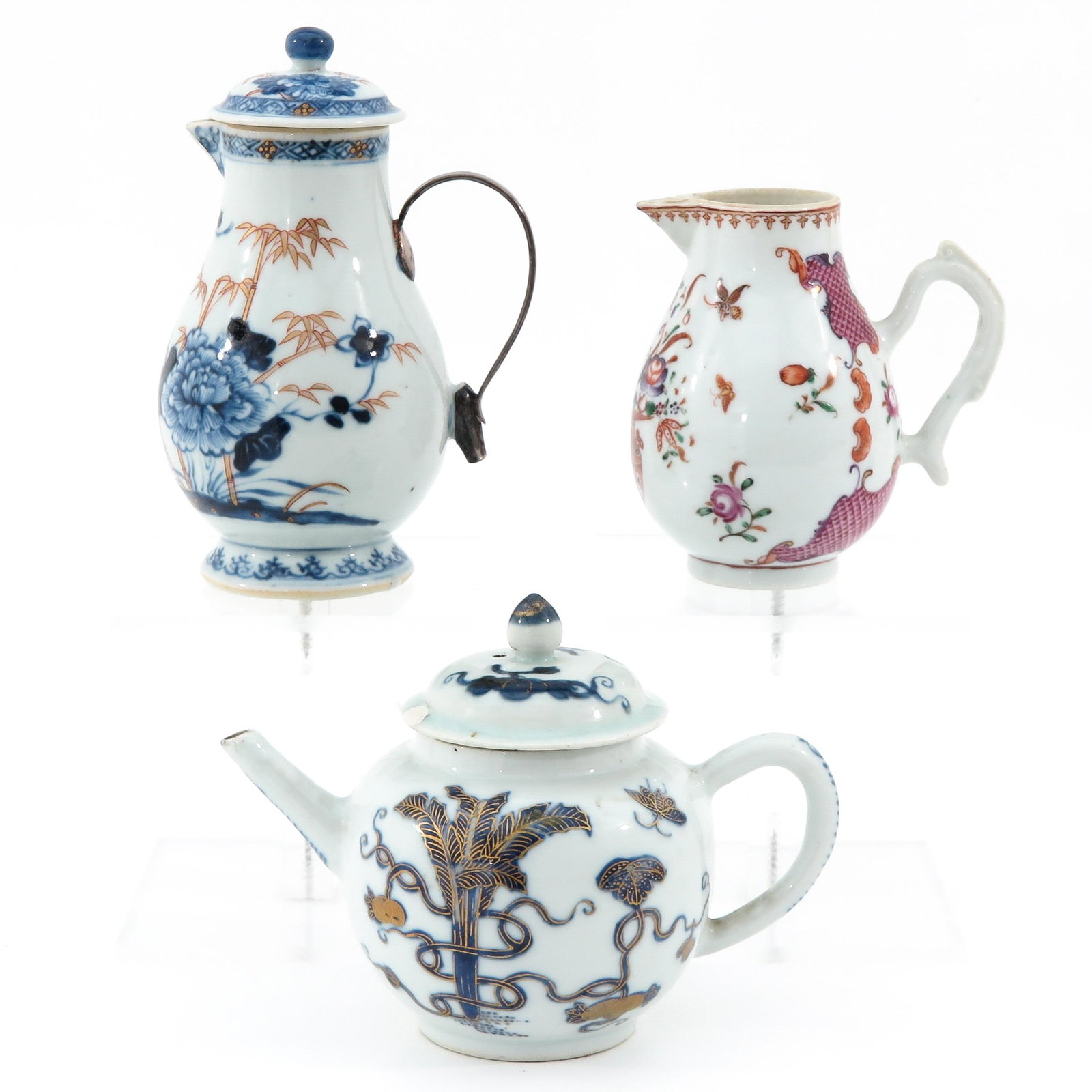 A Collection of Porcelain: Including teapot, and 2 creamers, tallest creamer 16 cm., in diverse conditions.
