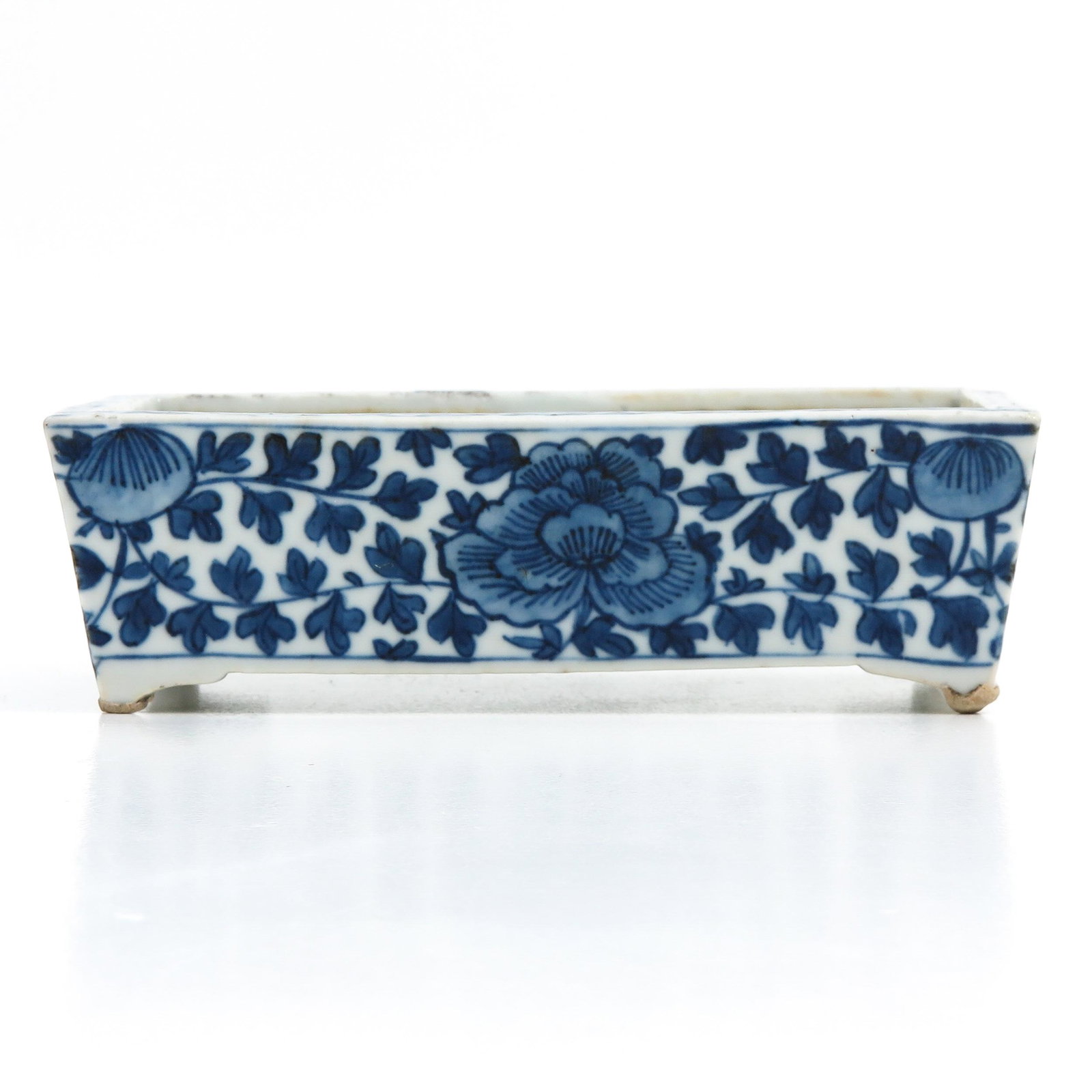 A Blue and White Planter: Floral decor, 18 cm. long.