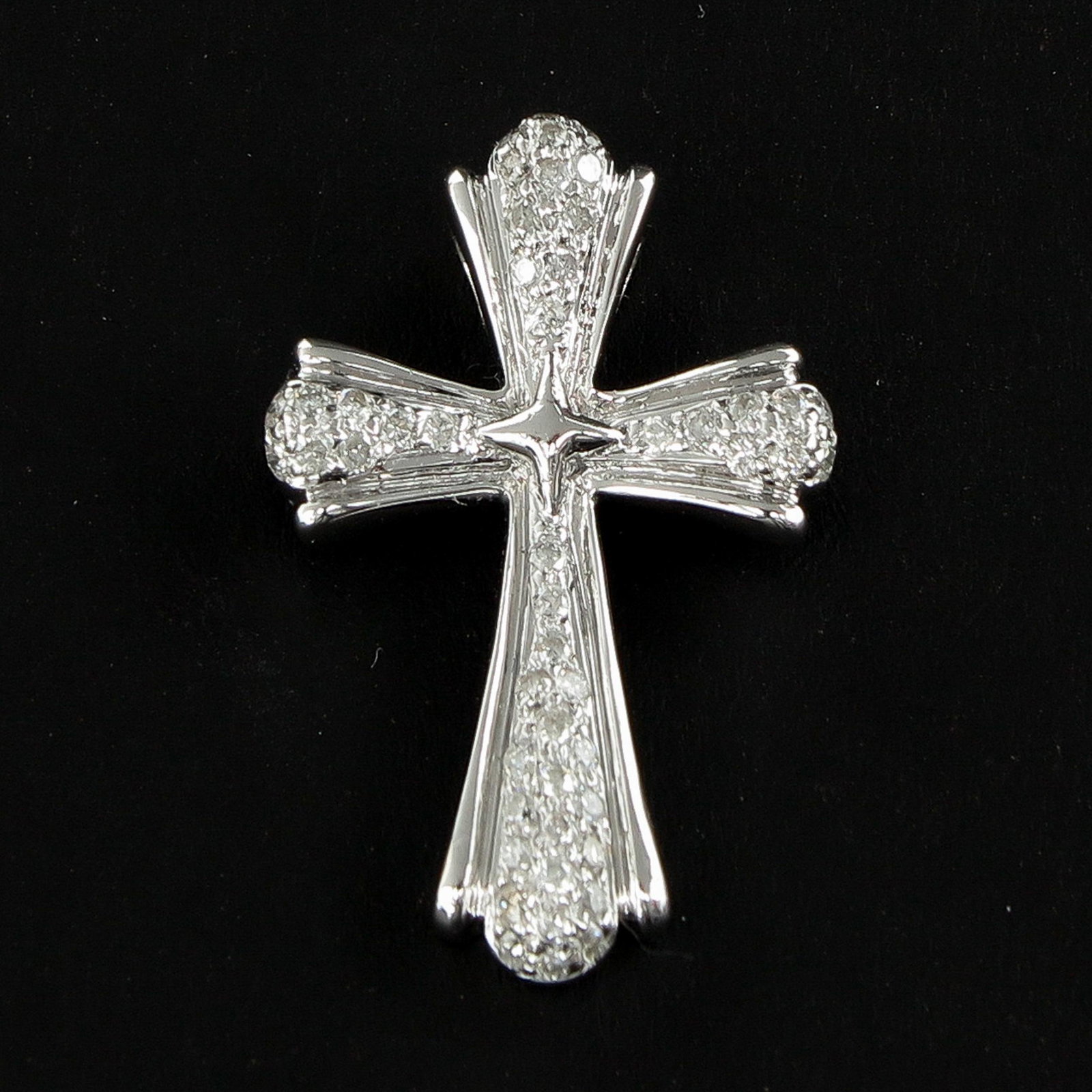 A 18KG Diamond Pendant: Length 27 mm.
