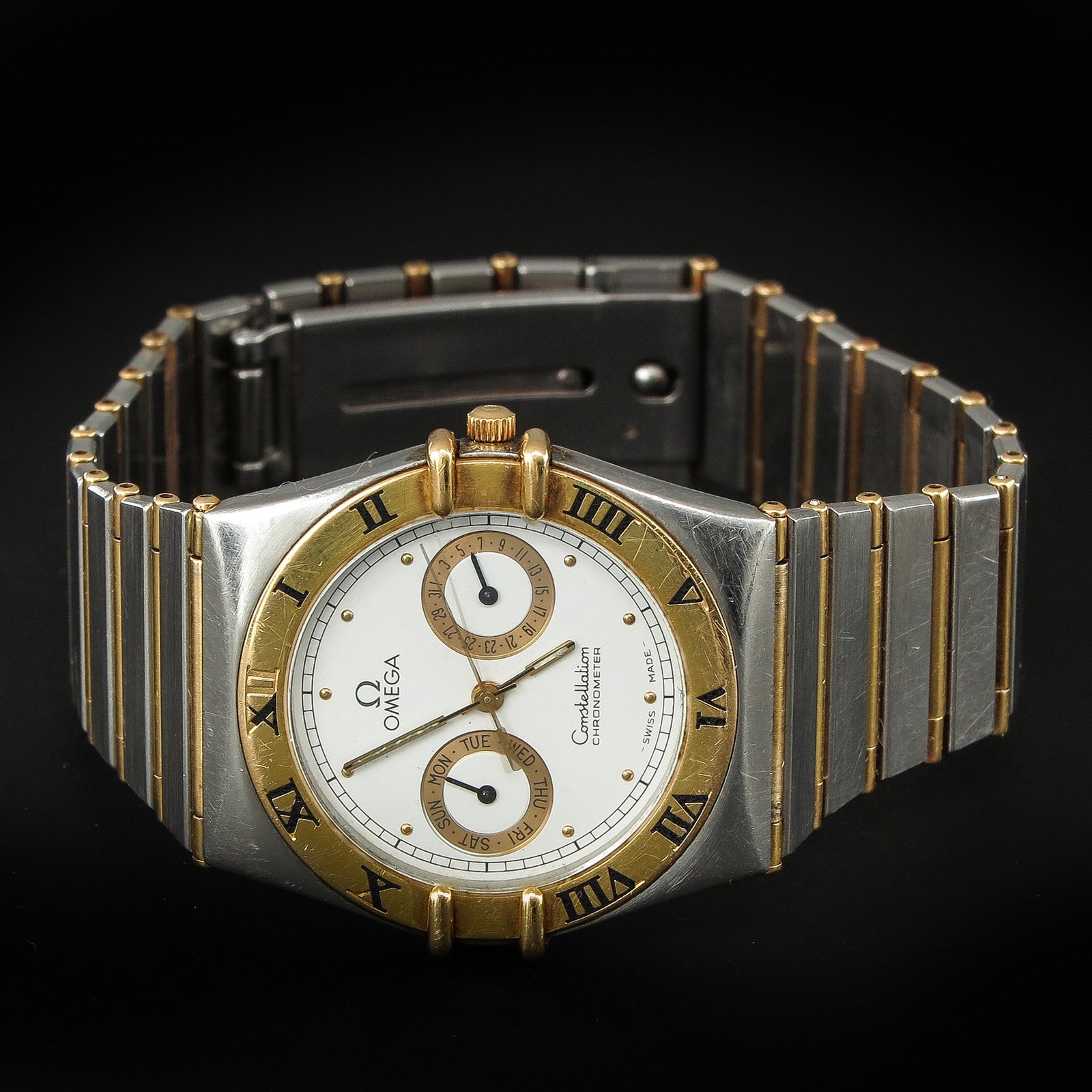 A Mens Omega Constellation in Steel and Gold: Steel with gold, automatic, width including clasp 35 mm.