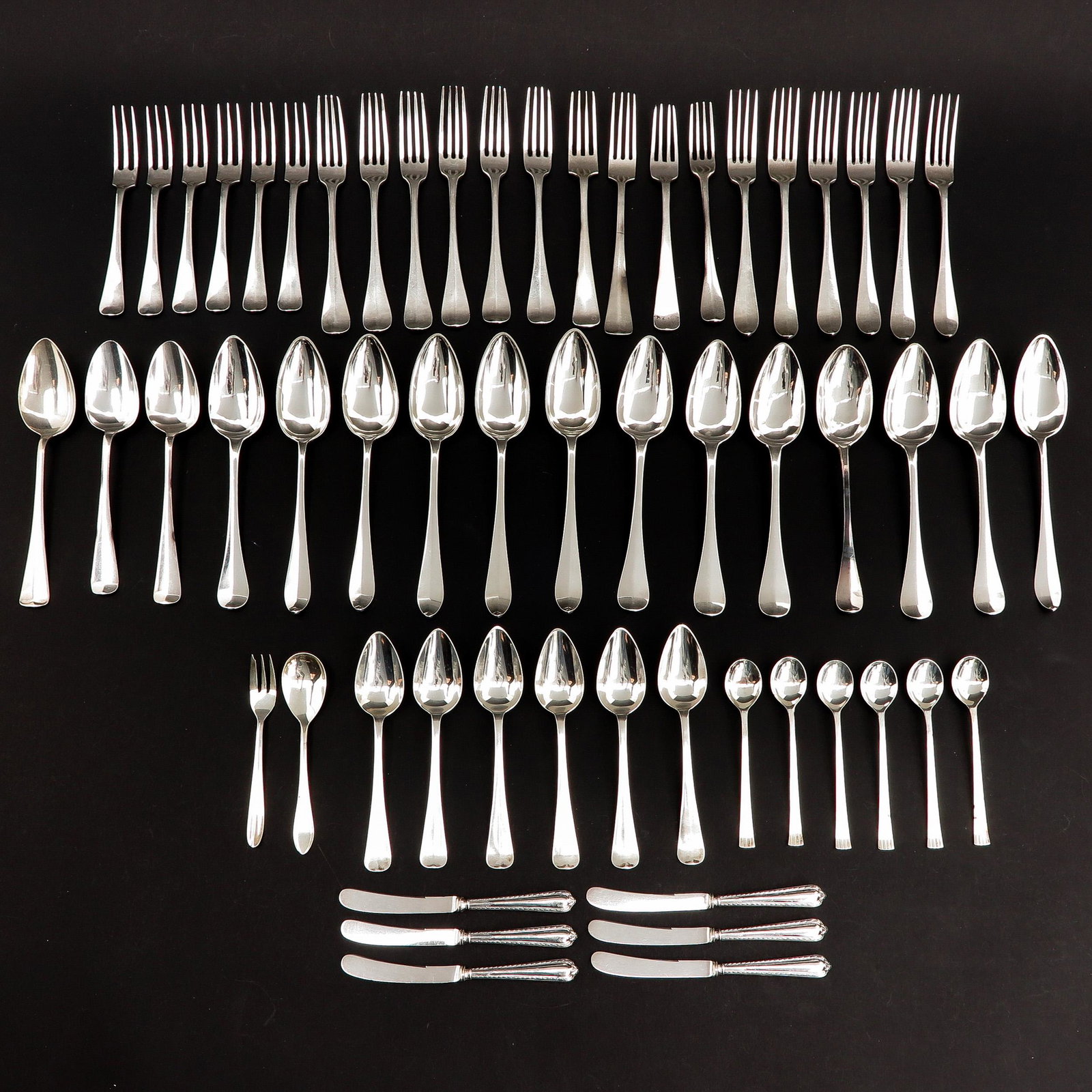 A Diverse Collection of Silver: consisting of, among other things, Hollands Glad decor.