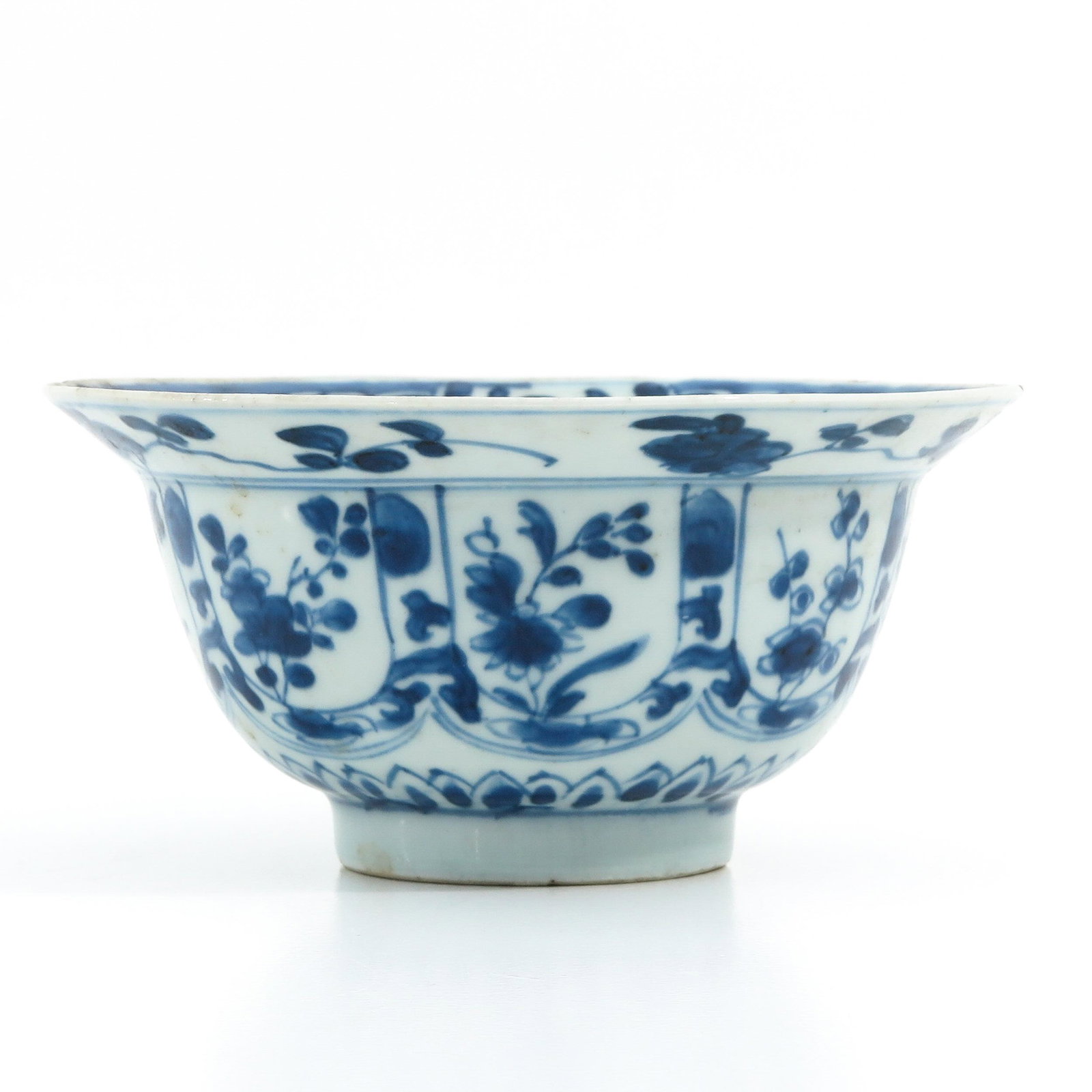 A Blue and White Bowl: Floral decor, marked with double ring and sacred fungus, 16 cm. in diameter.